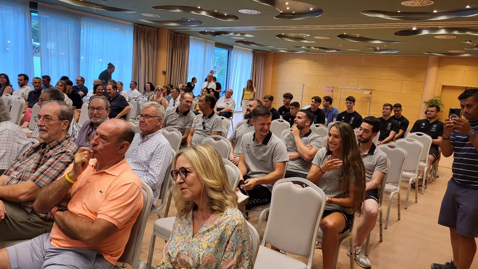 Presentación de la plantilla de Bada Huesca