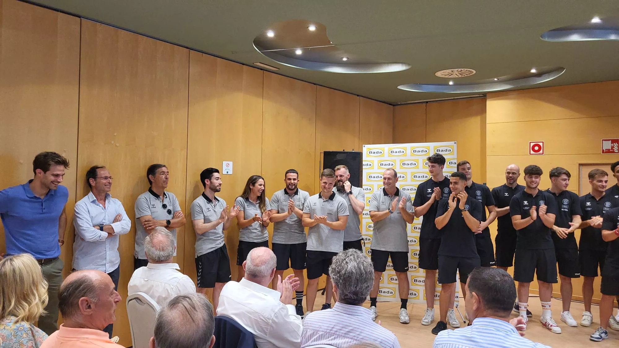 Presentación de la plantilla de Bada Huesca