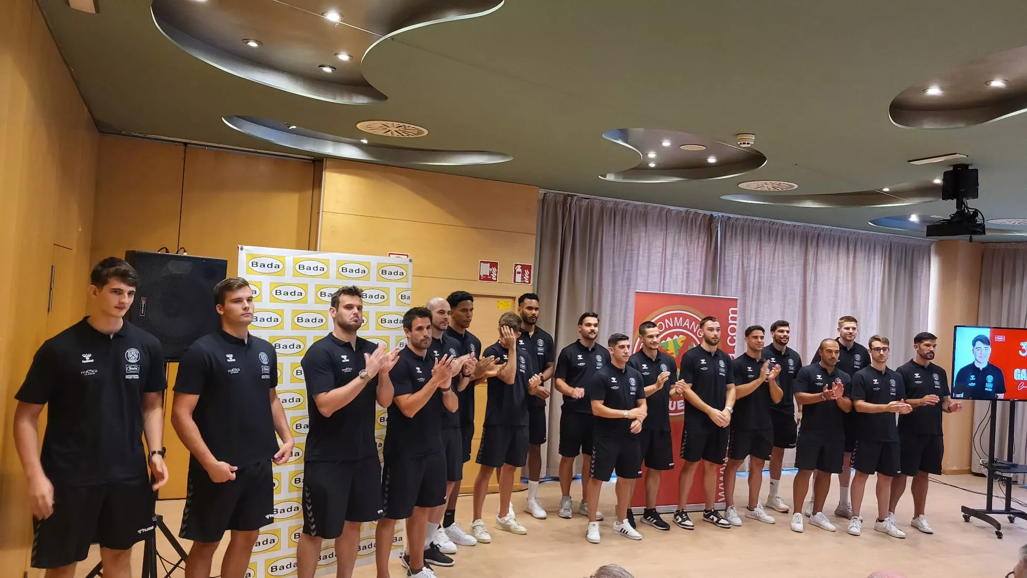 Presentación de la plantilla de Bada Huesca