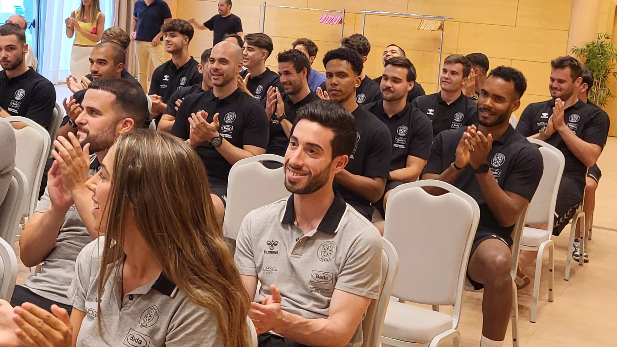 Presentación de la plantilla de Bada Huesca