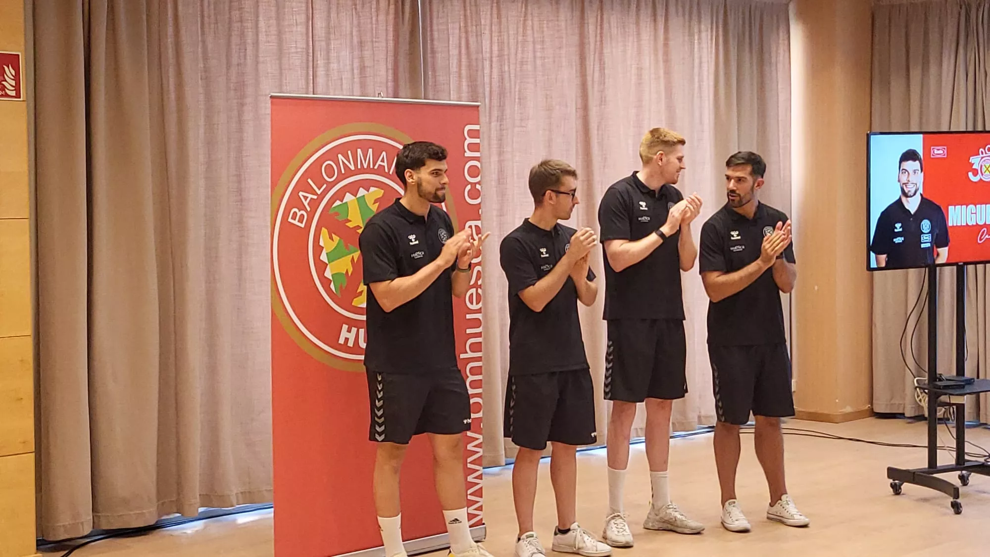 Presentación de la plantilla de Bada Huesca