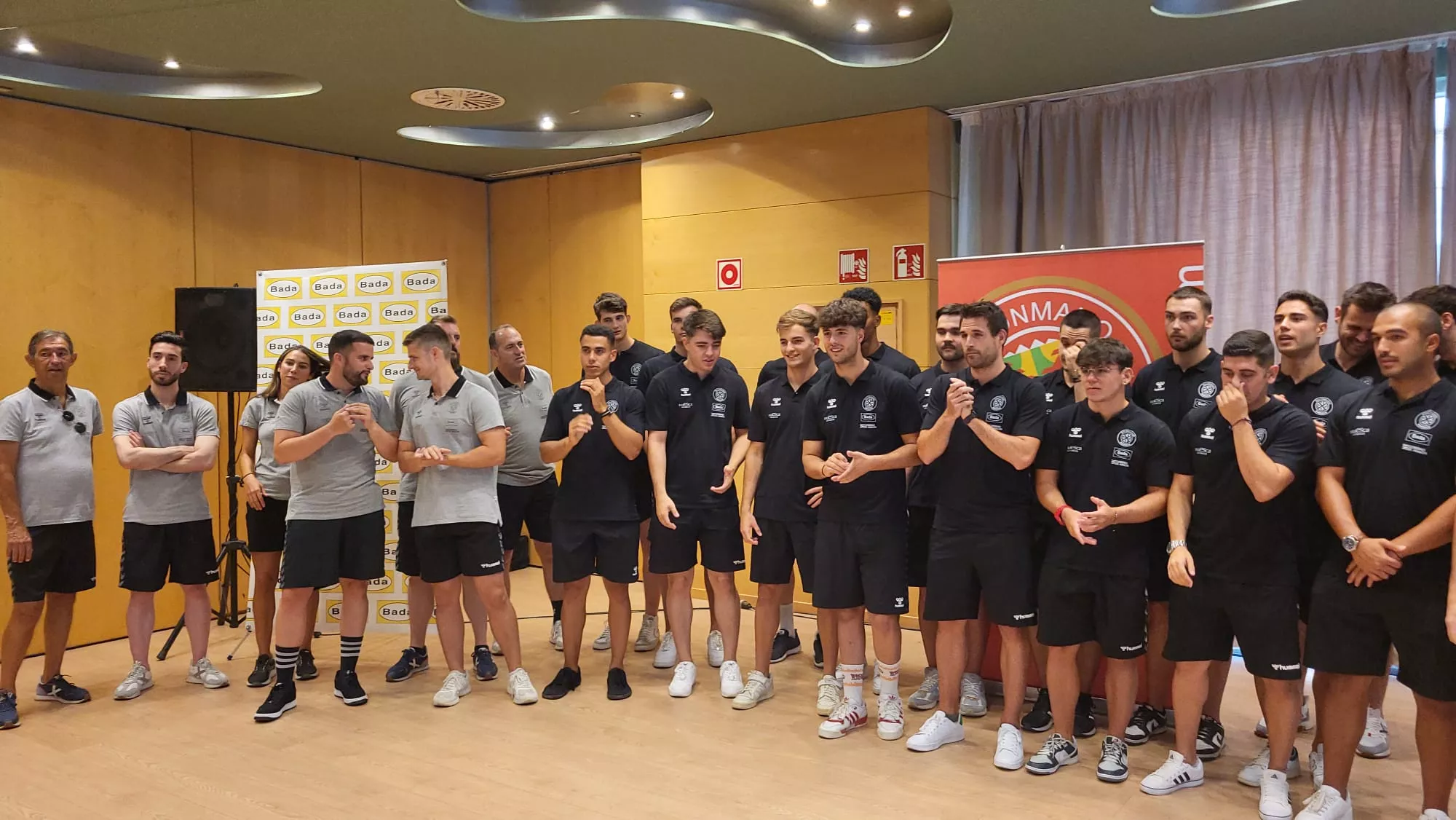 Presentación de la plantilla de Bada Huesca