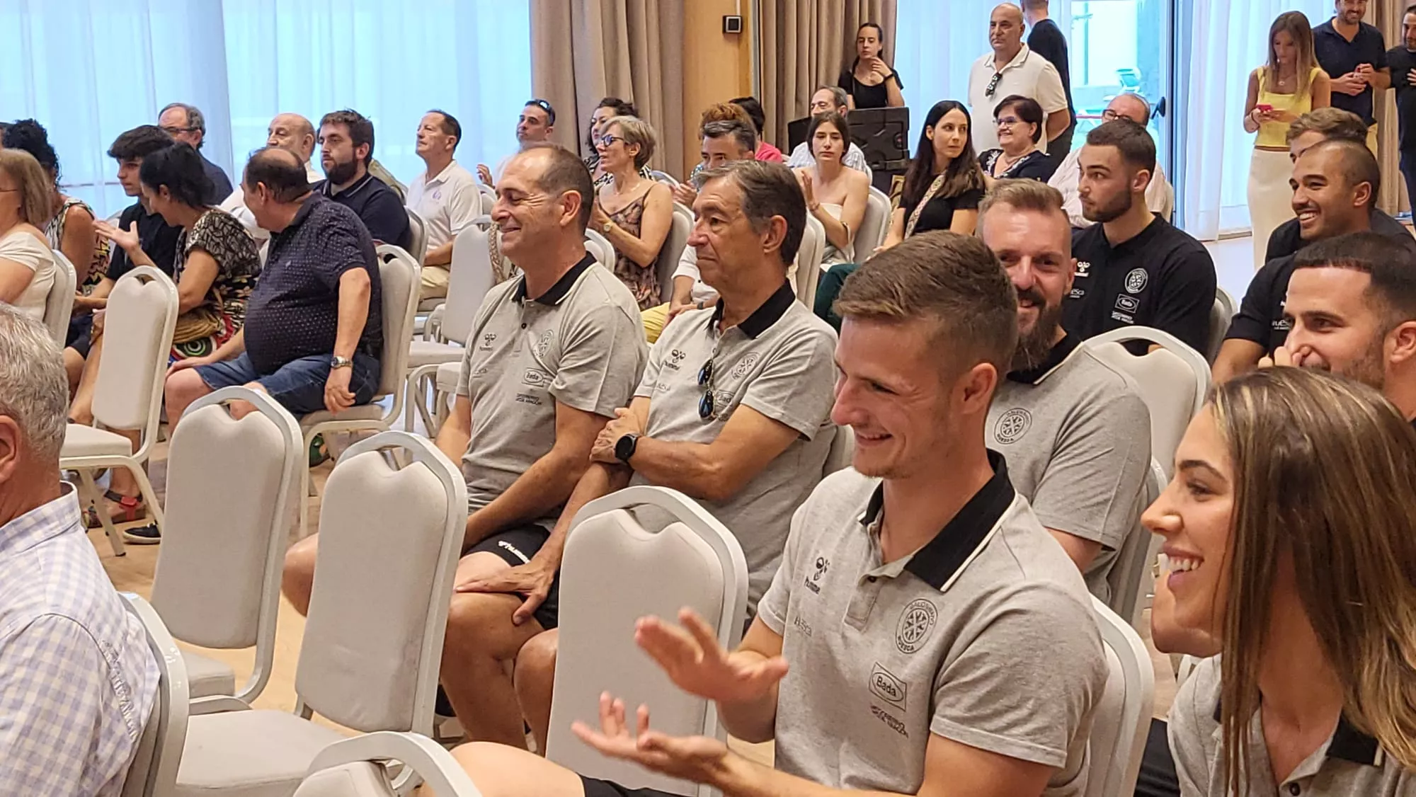Presentación de la plantilla de Bada Huesca