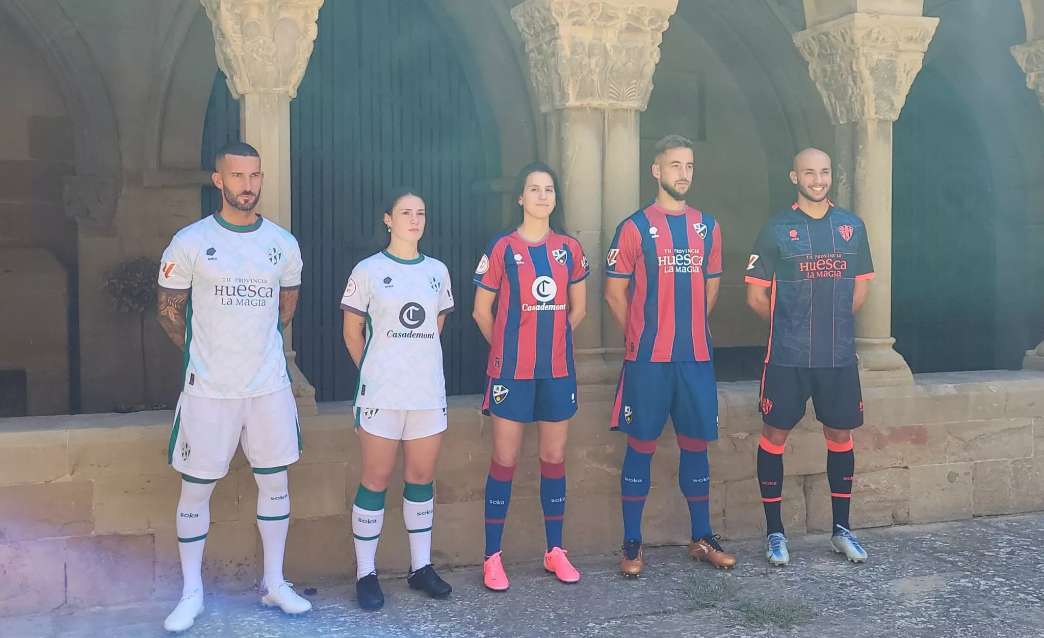 La SD Huesca presenta sus nuevas camisetas conjugando "tradición con modernidad"