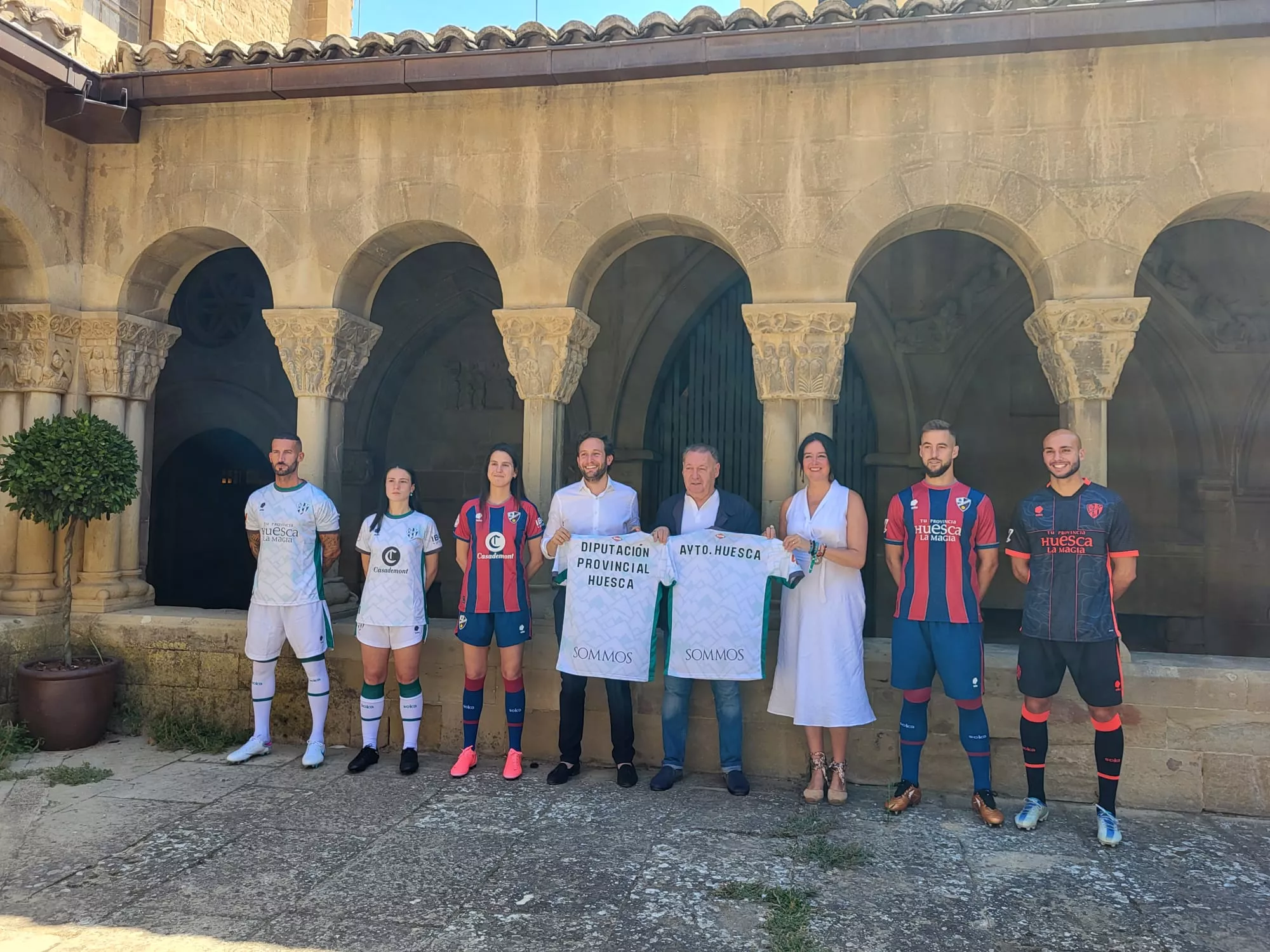 Imágenes de la presentación de las camisetas del Huesca 2024/25