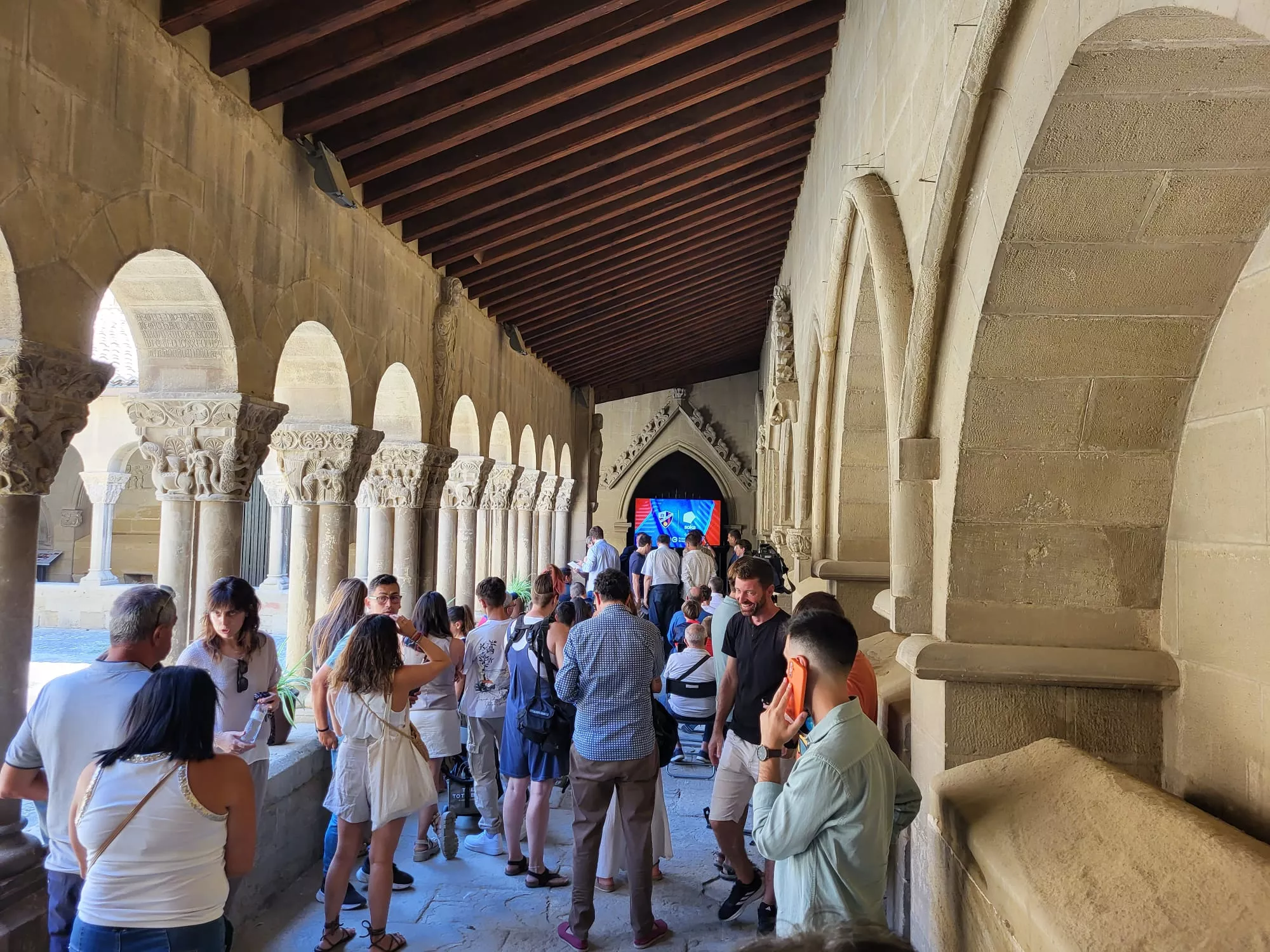 Imágenes de la presentación de las camisetas del Huesca 2024/25
