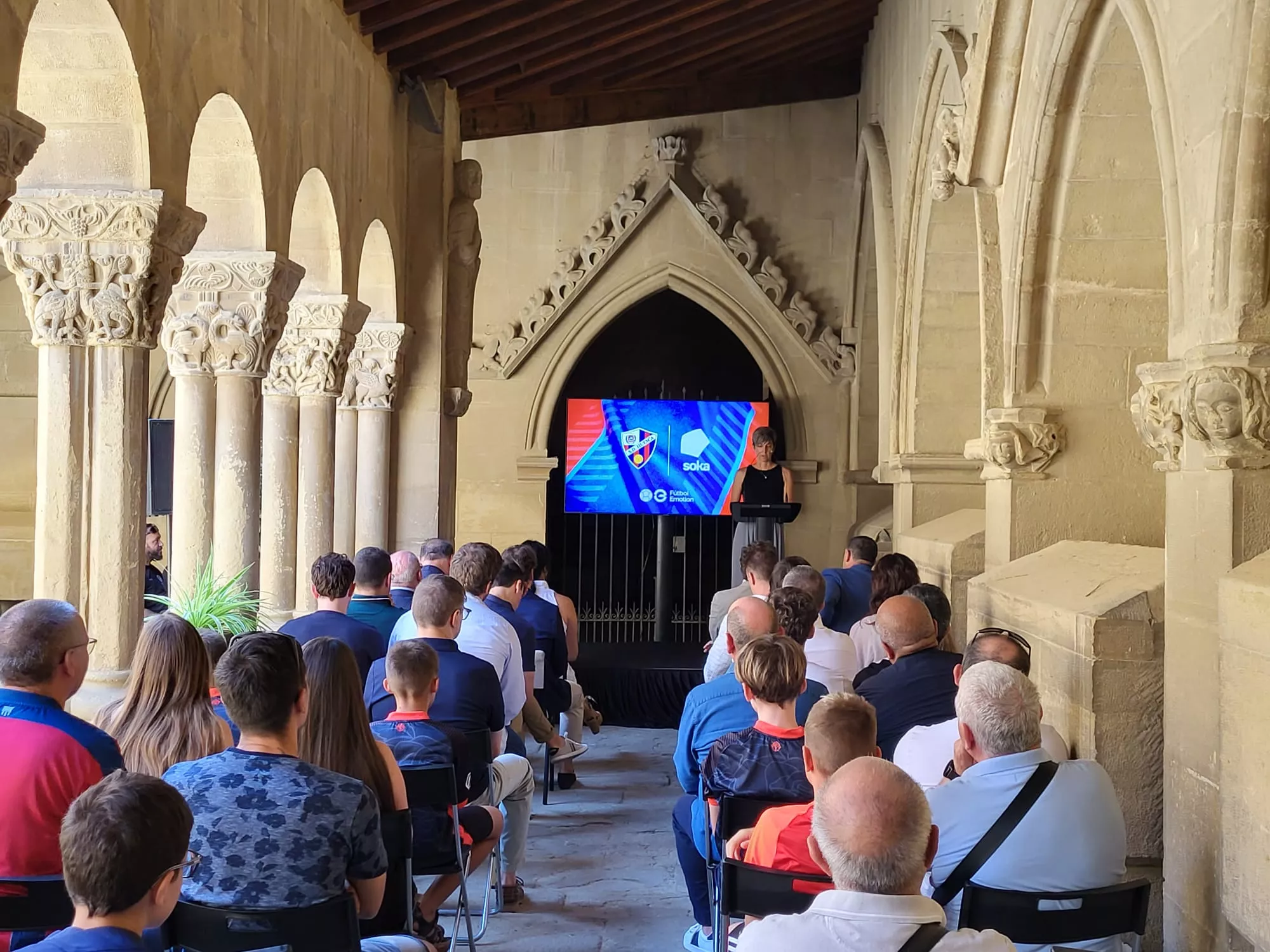 Imágenes de la presentación de las camisetas del Huesca 2024/25