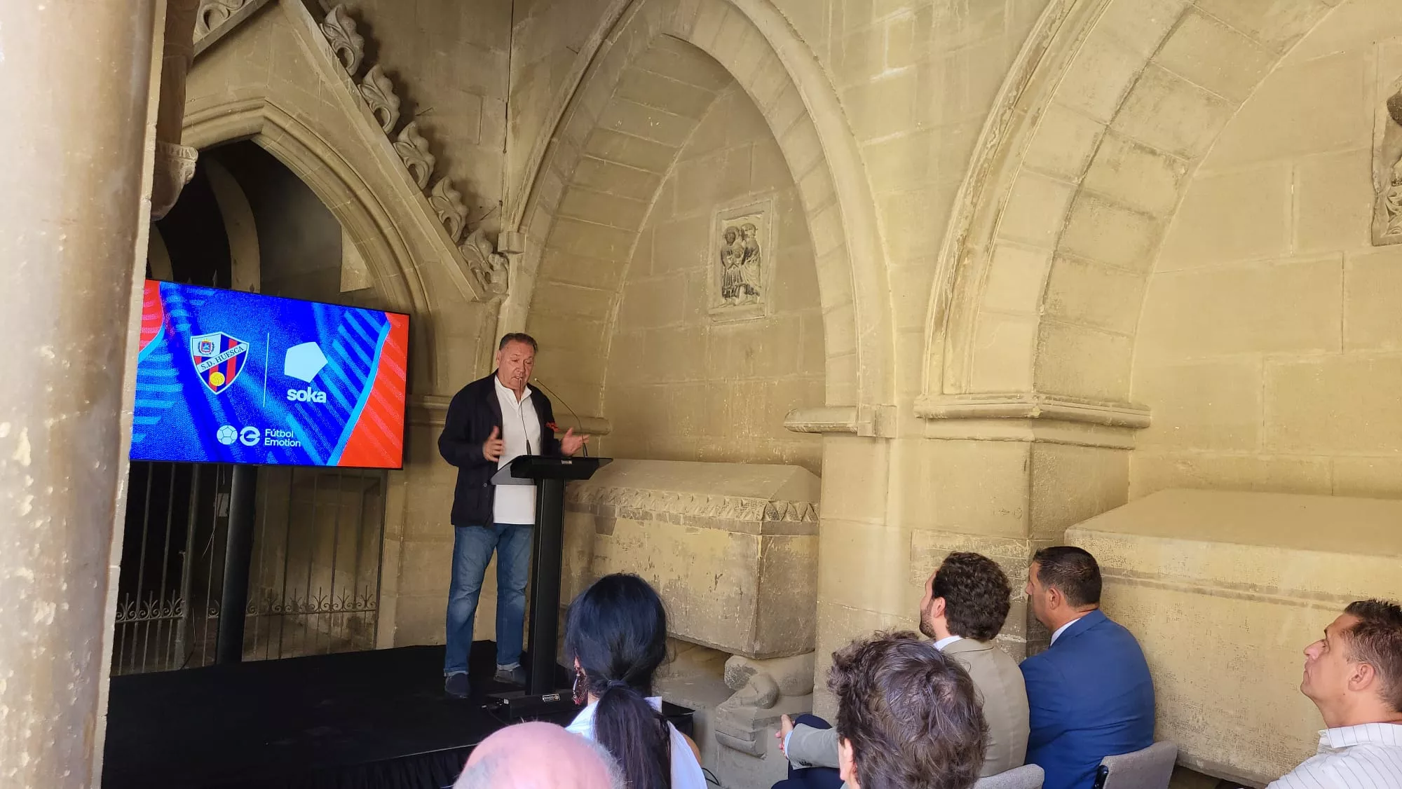 Imágenes de la presentación de las camisetas del Huesca 2024/25