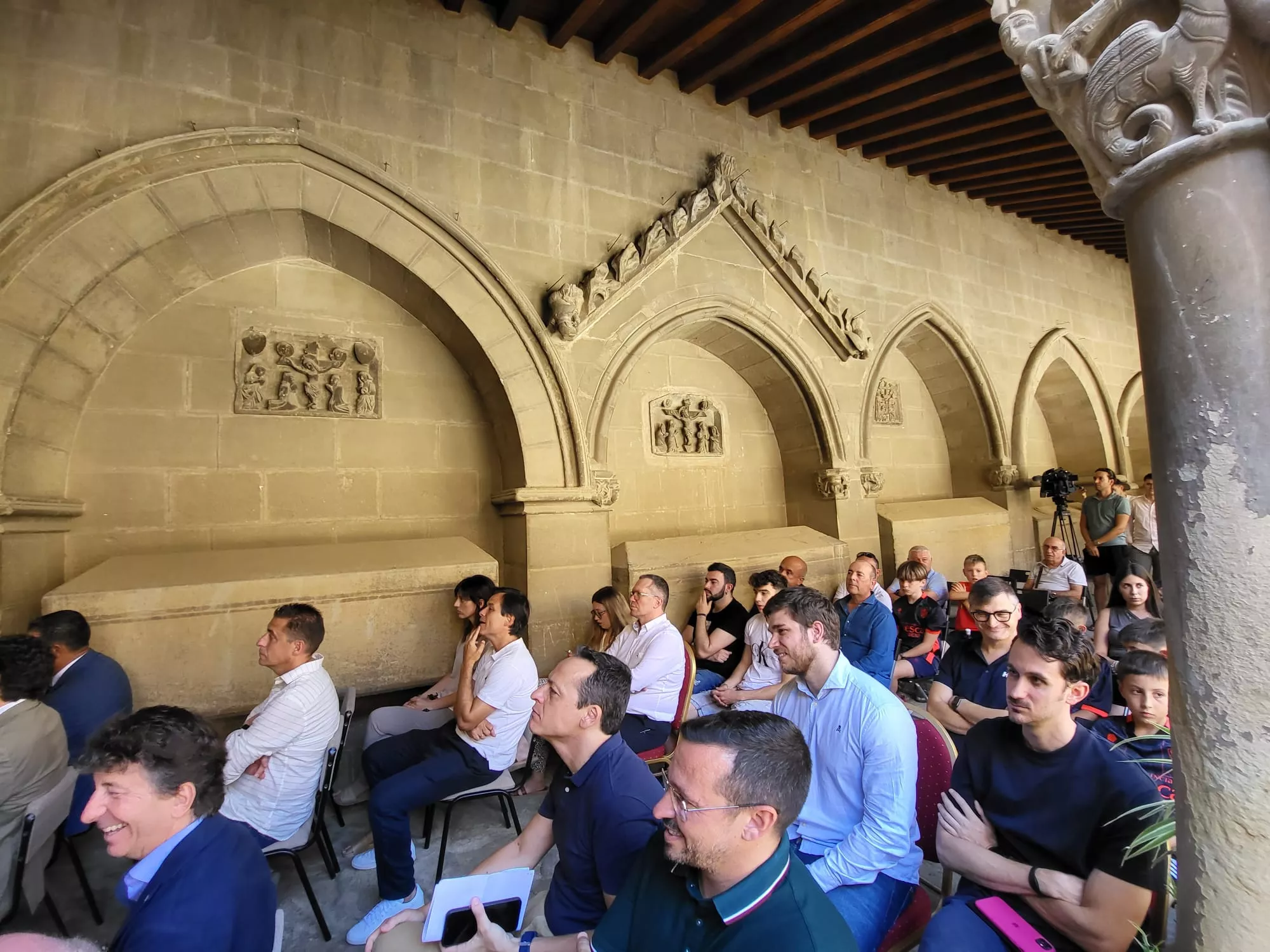 Imágenes de la presentación de las camisetas del Huesca 2024/25
