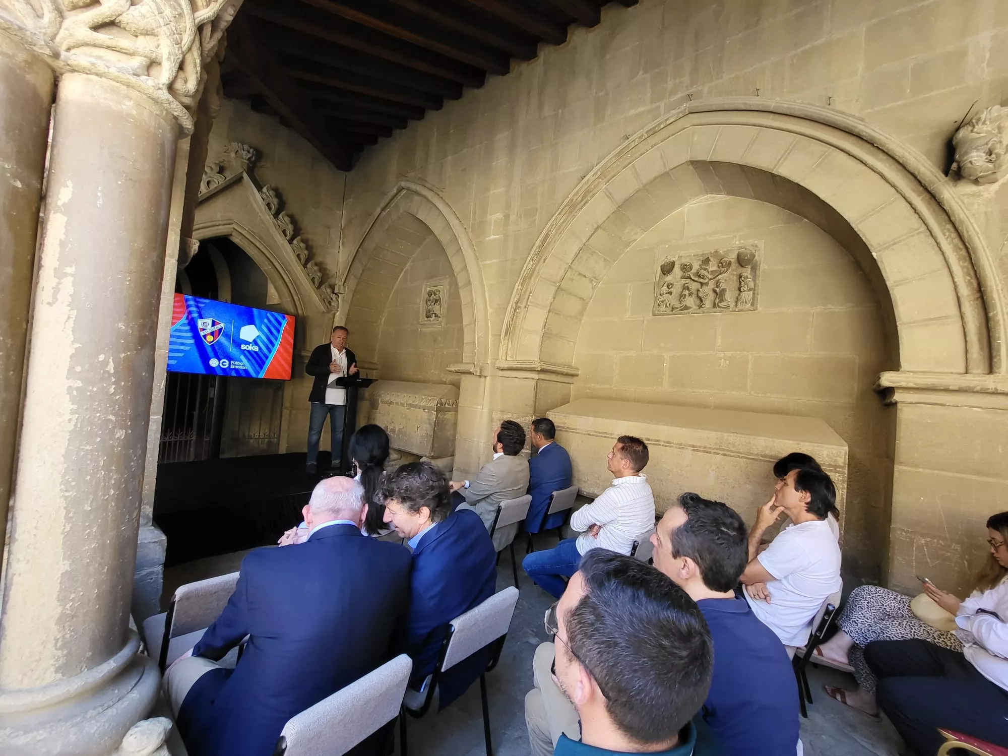 Imágenes de la presentación de las camisetas del Huesca 2024/25