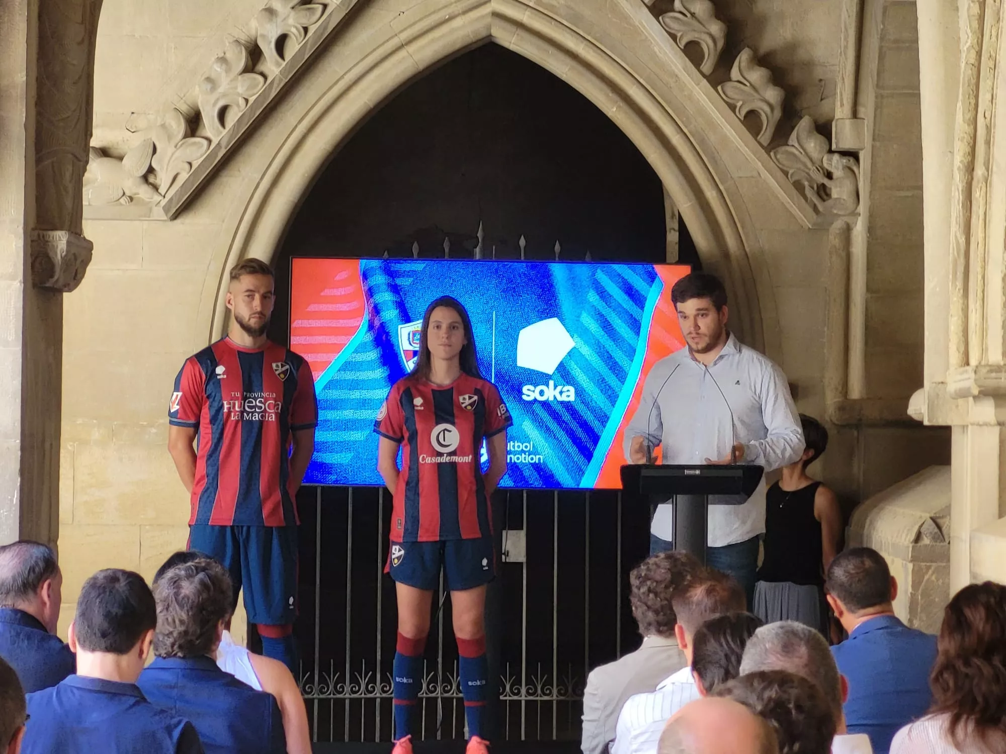Imágenes de la presentación de las camisetas del Huesca 2024/25