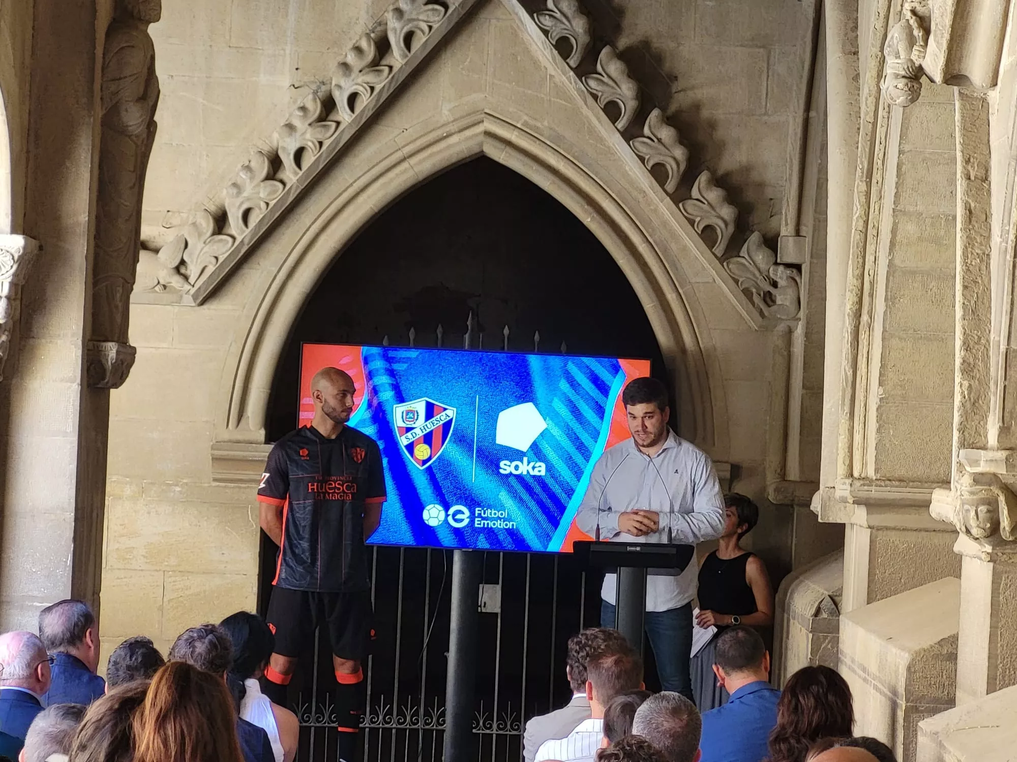 Imágenes de la presentación de las camisetas del Huesca 2024/25