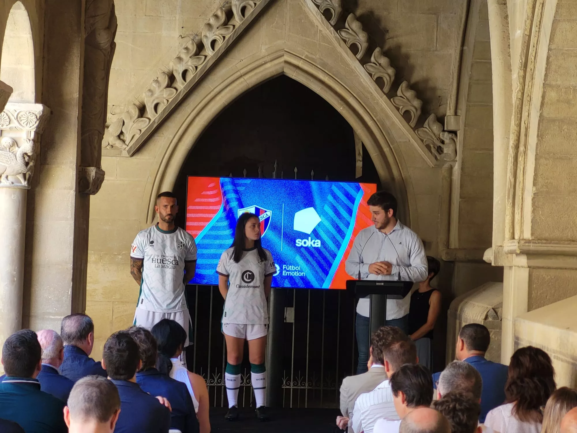 Imágenes de la presentación de las camisetas del Huesca 2024/25