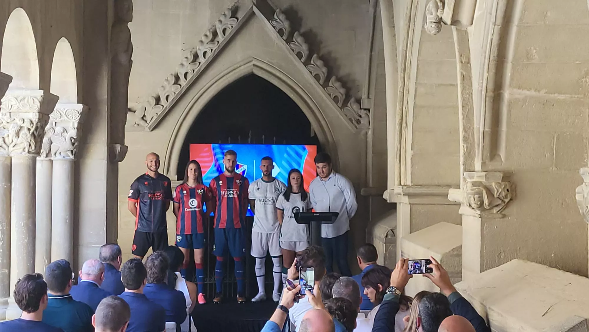 Imágenes de la presentación de las camisetas del Huesca 2024/25