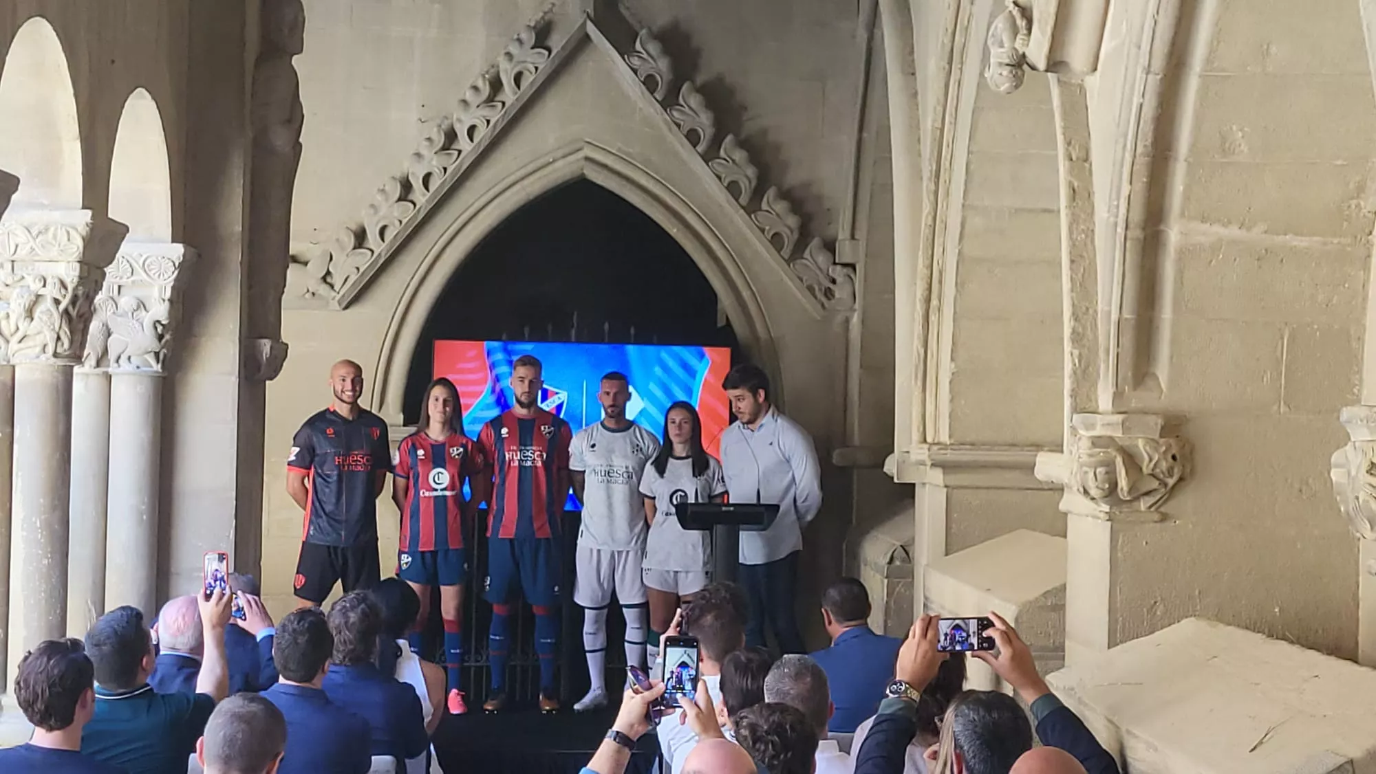 Imágenes de la presentación de las camisetas del Huesca 2024/25