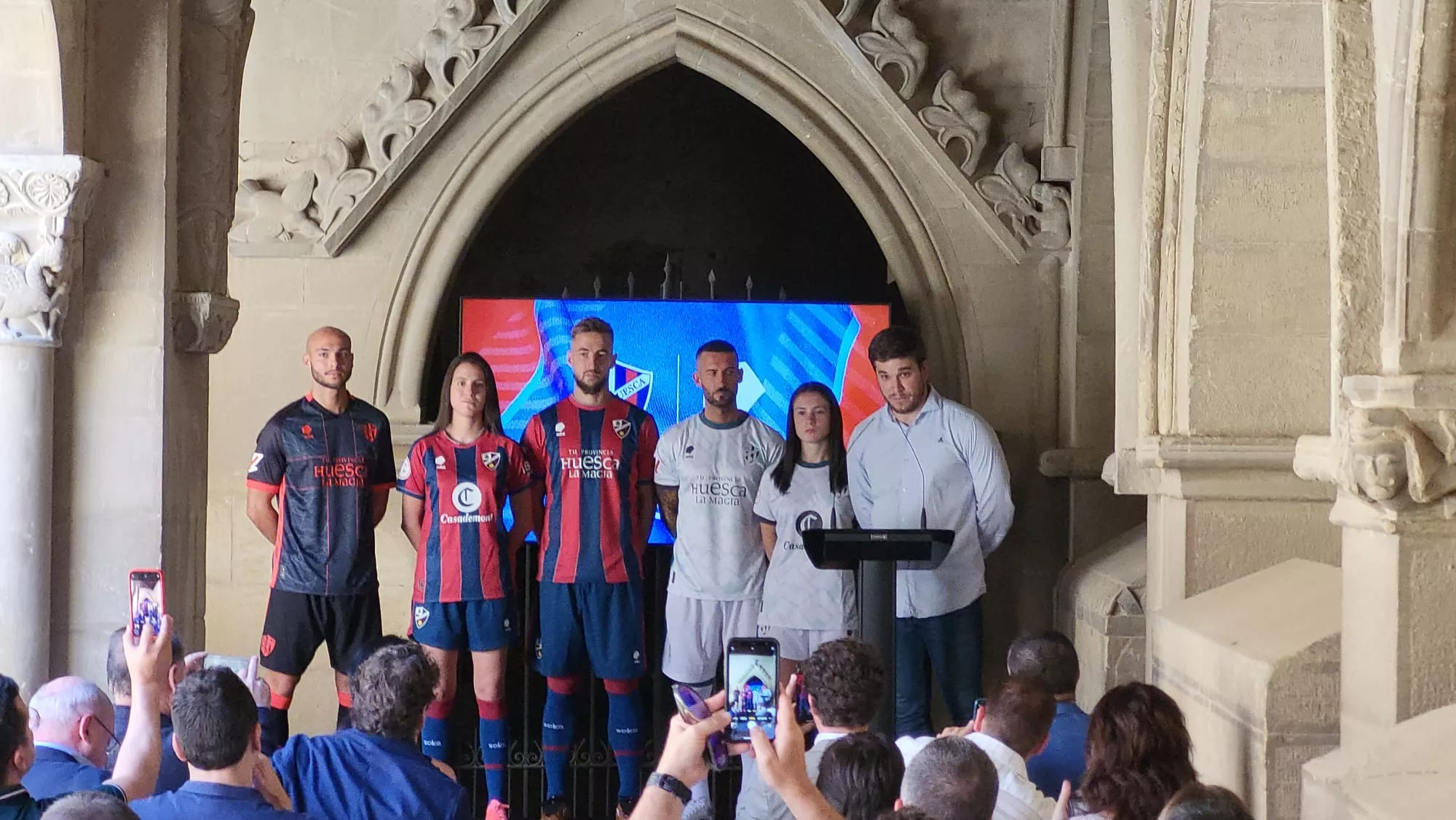 Imágenes de la presentación de las camisetas del Huesca 2024/25