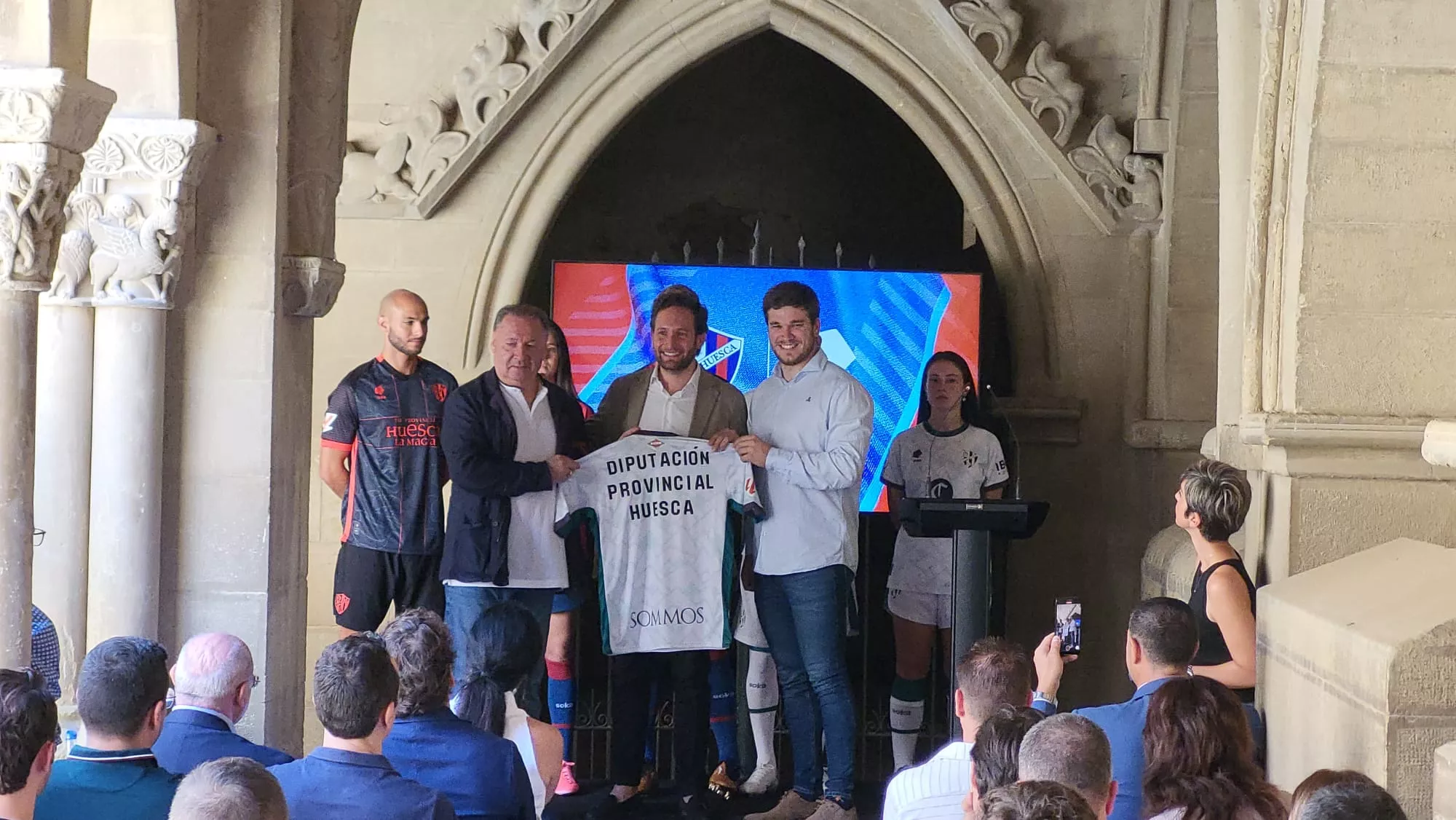 Imágenes de la presentación de las camisetas del Huesca 2024/25