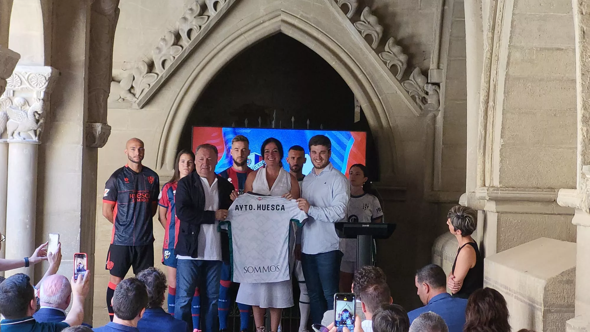 Imágenes de la presentación de las camisetas del Huesca 2024/25