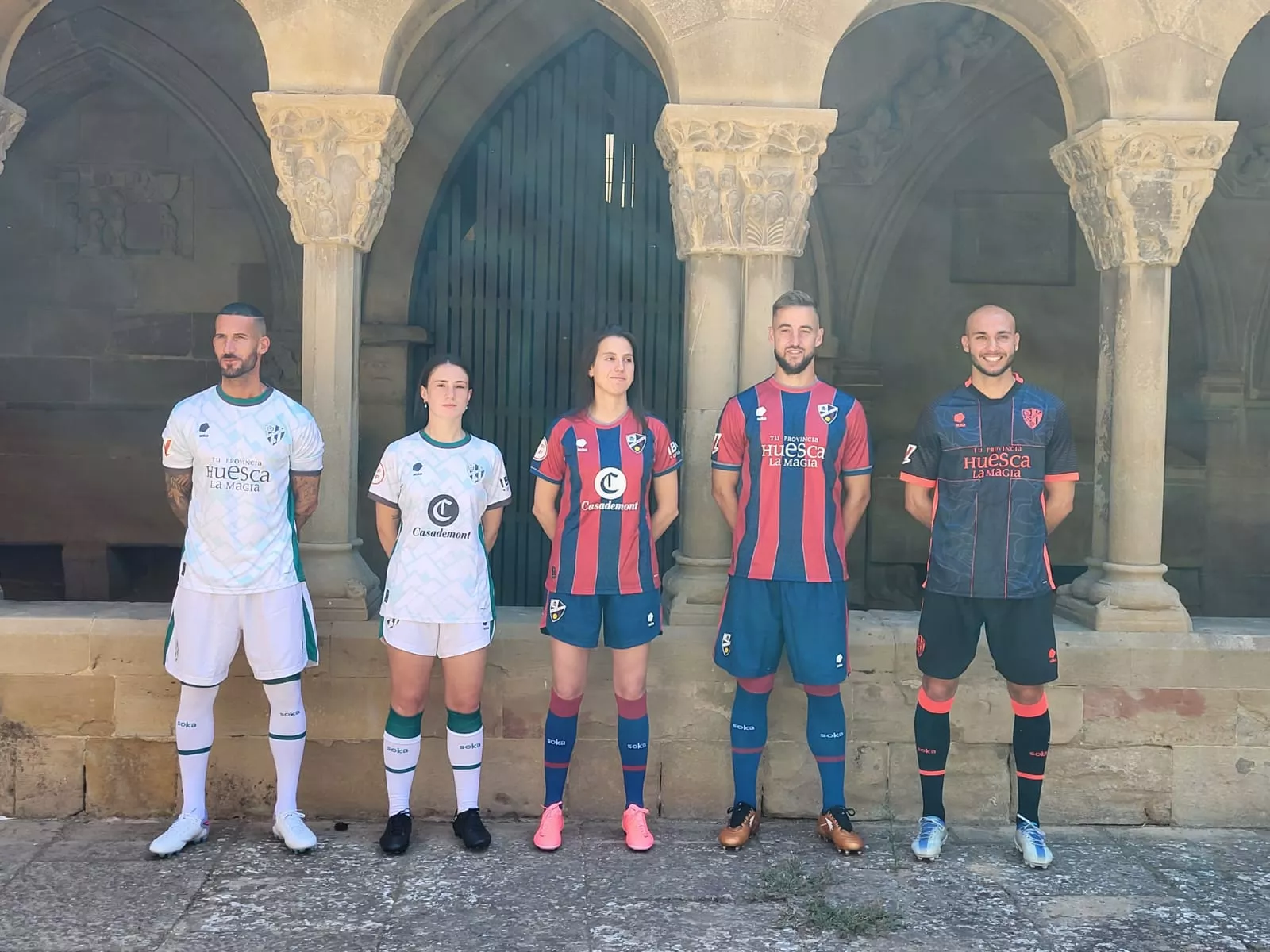 Imágenes de la presentación de las camisetas del Huesca 2024/25