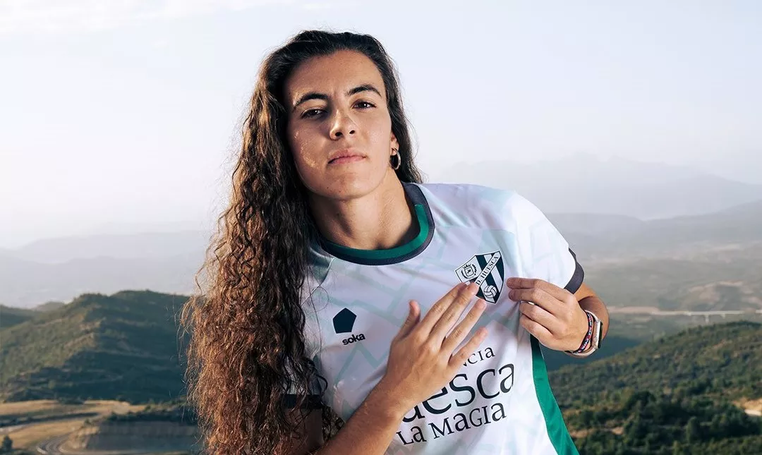 Imágenes de la presentación de las camisetas del Huesca 2024/25