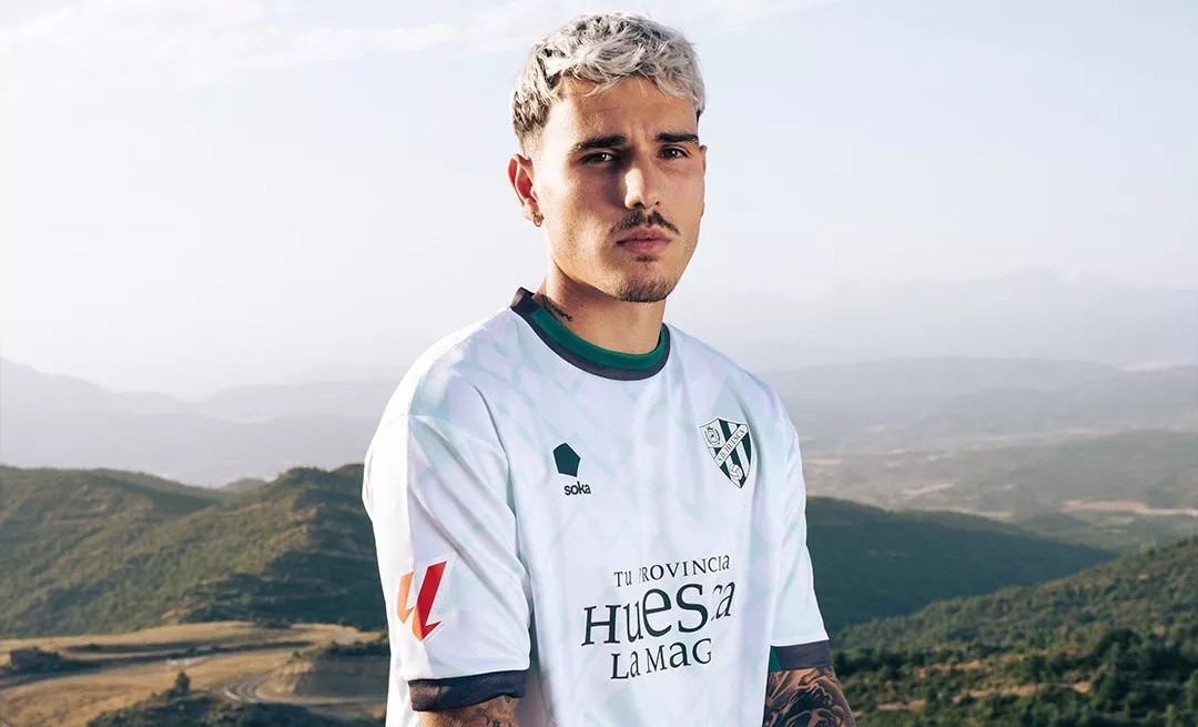 Imágenes de la presentación de las camisetas del Huesca 2024/25