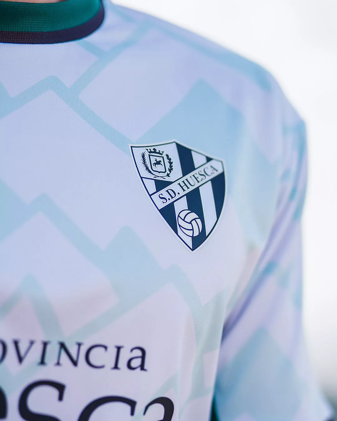 Imágenes de la presentación de las camisetas del Huesca 2024/25