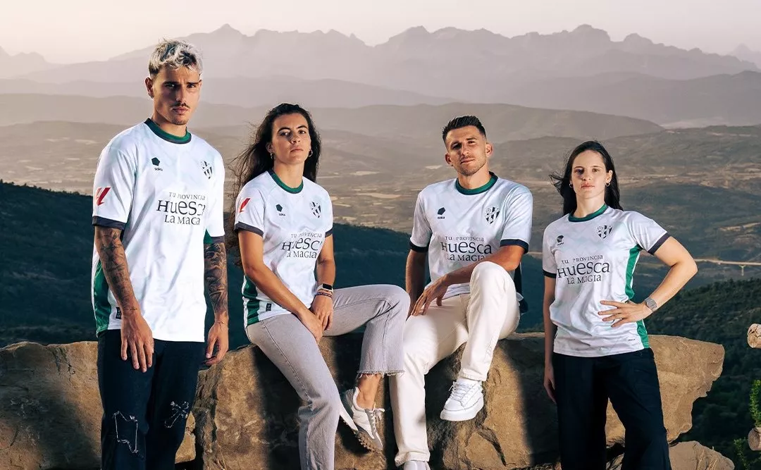 Imágenes de la presentación de las camisetas del Huesca 2024/25