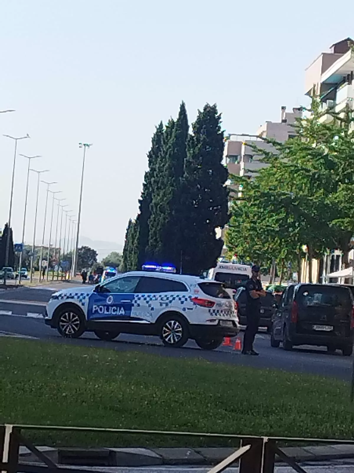 Policía Local en el lugar donde ha sido atropellada una mujer cuando transitaba por el paso de peatones