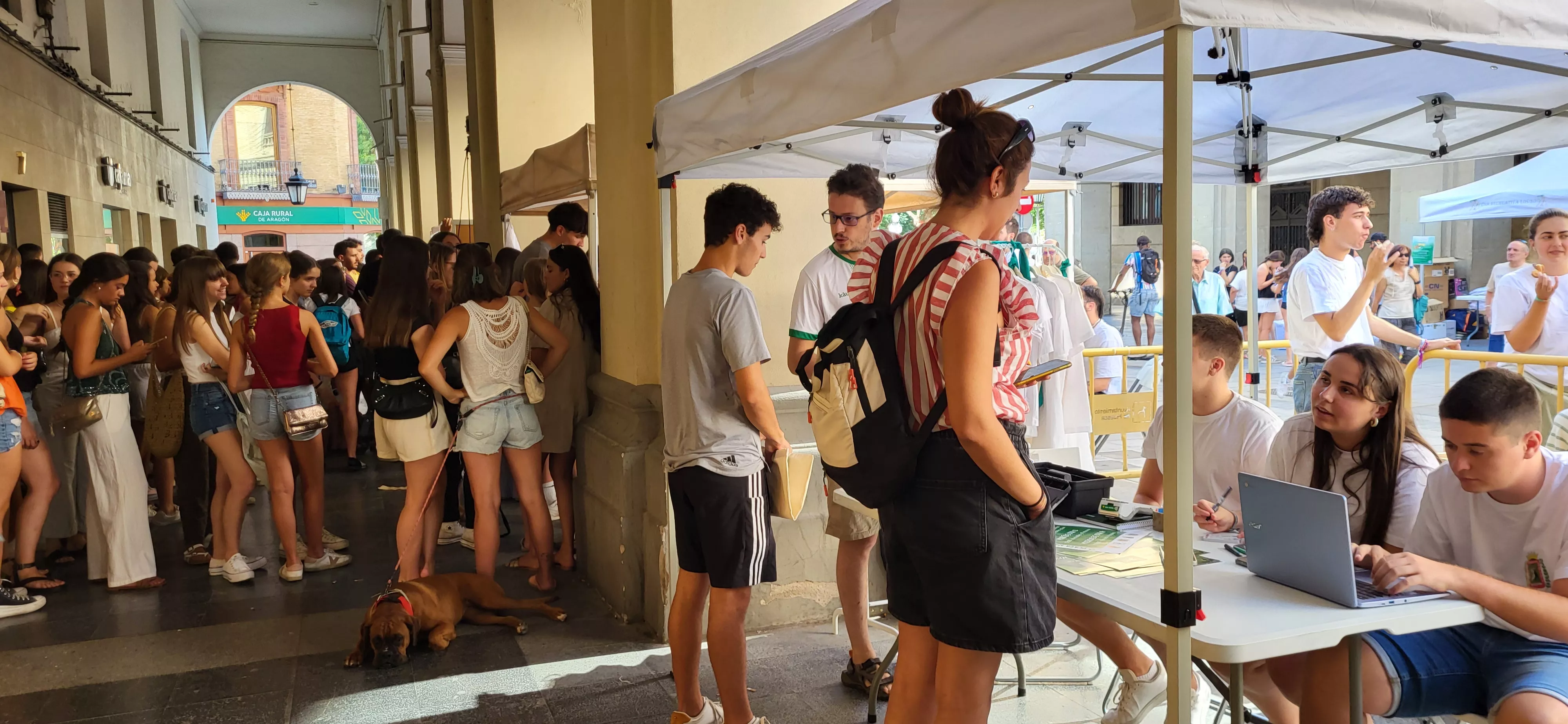 Arranca la campaña laurentina de socios de las Peñas de Huesca en los Porches de Galicia. Foto Mercedes Manterola