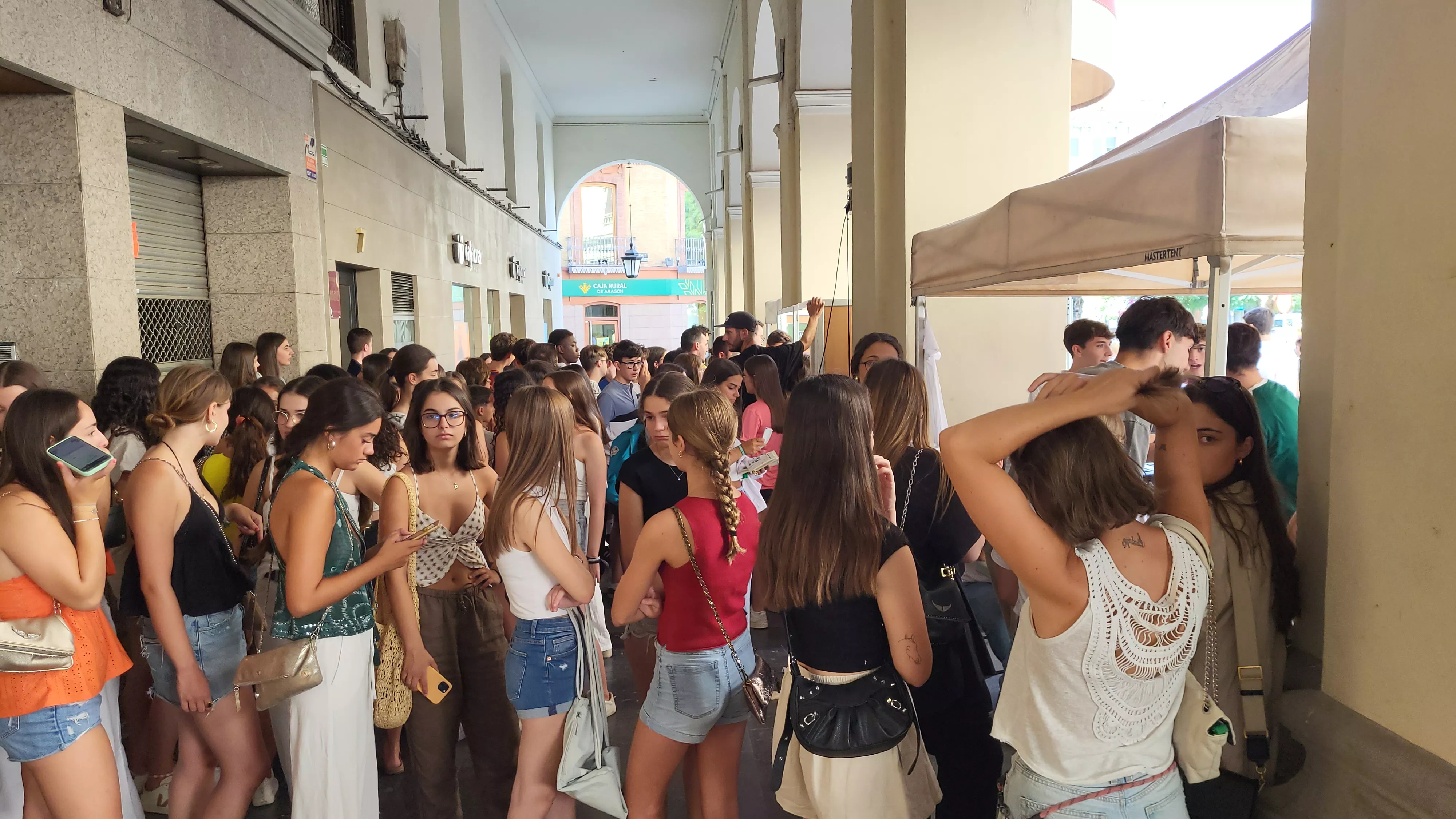 Arranca la campaña laurentina de socios de las Peñas de Huesca en los Porches de Galicia. Foto Mercedes Manterola