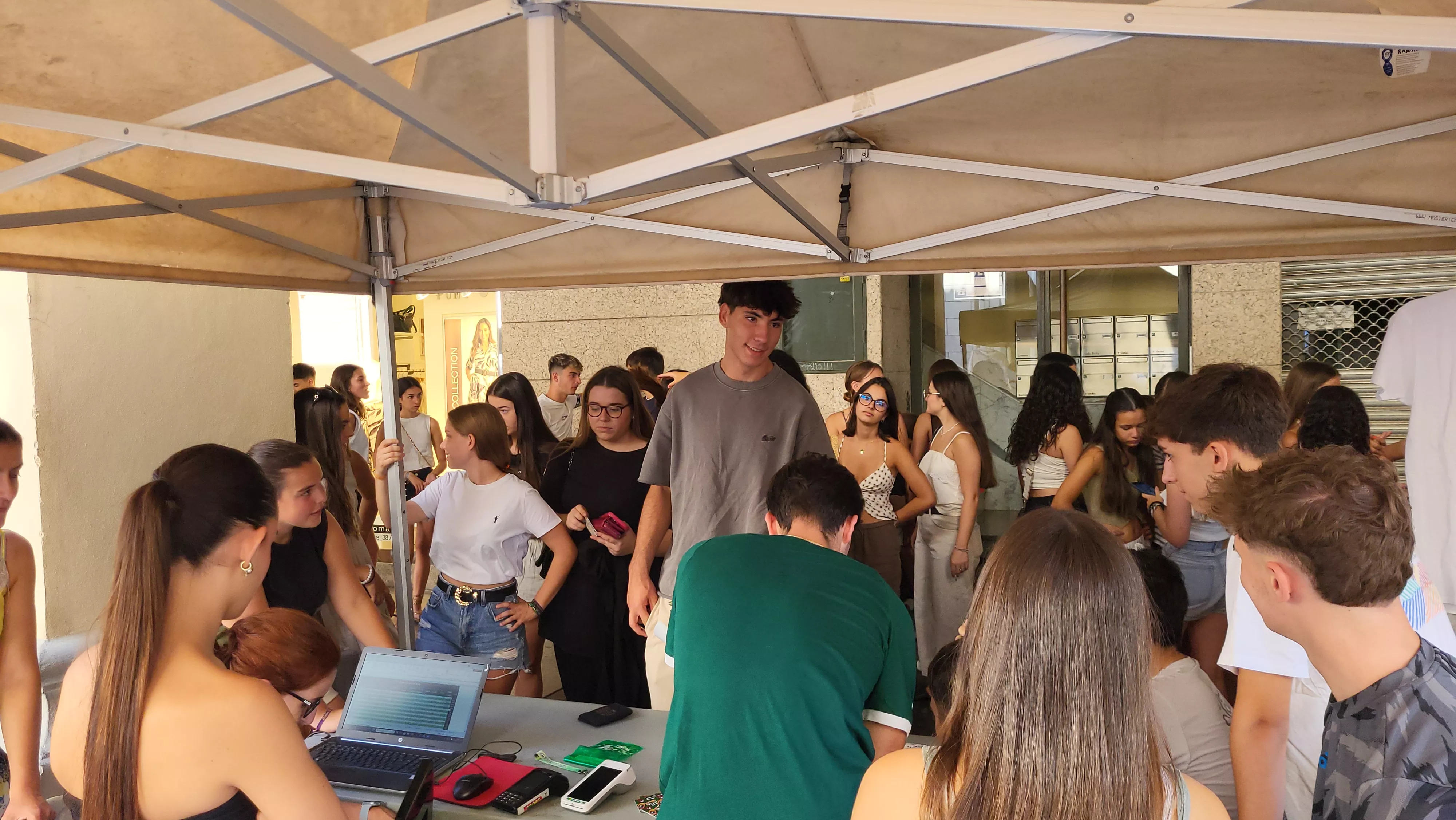 Arranca la campaña laurentina de socios de las Peñas de Huesca en los Porches de Galicia. Foto Mercedes Manterola