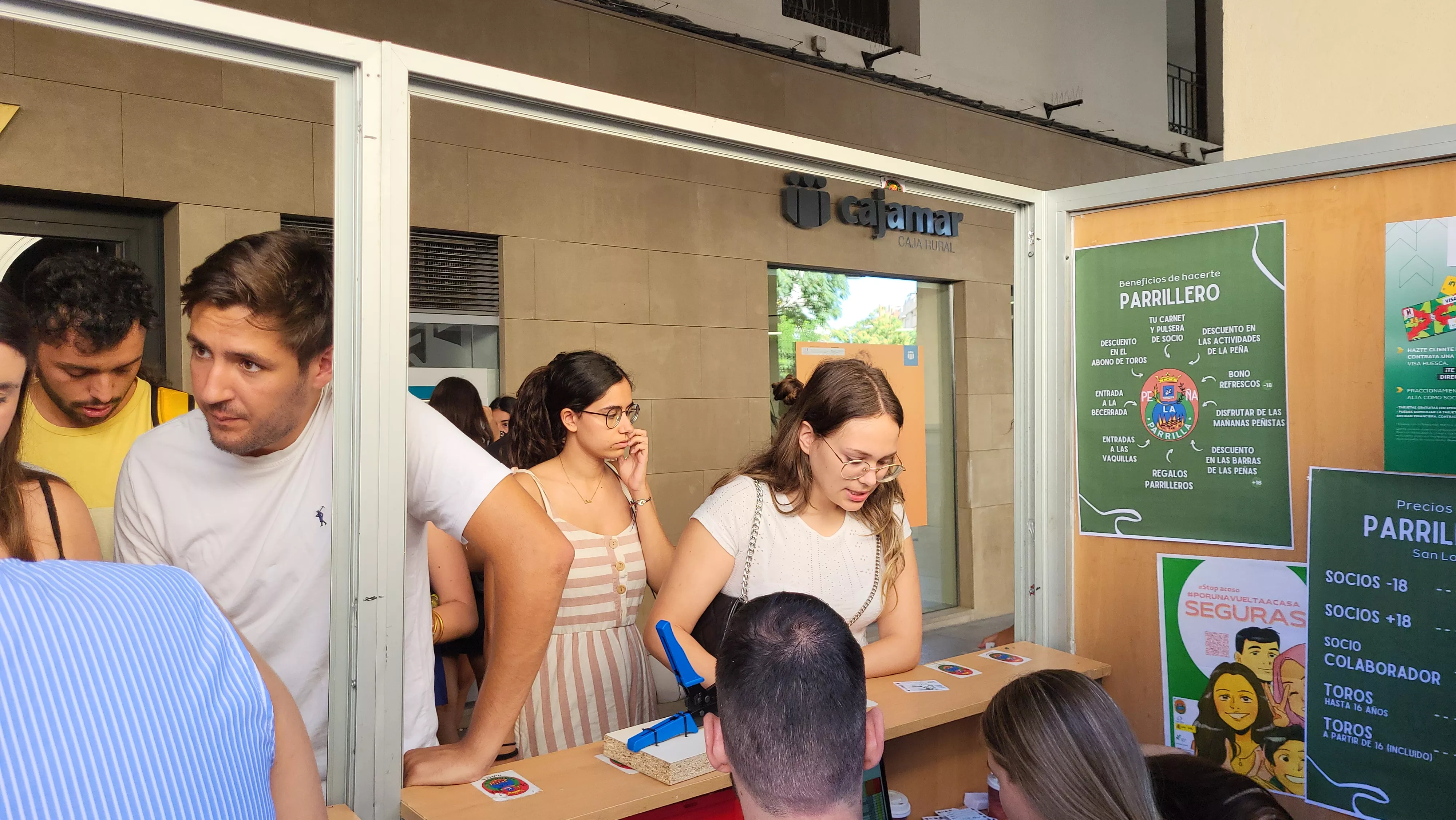 Arranca la campaña laurentina de socios de las Peñas de Huesca en los Porches de Galicia. Foto Mercedes Manterola