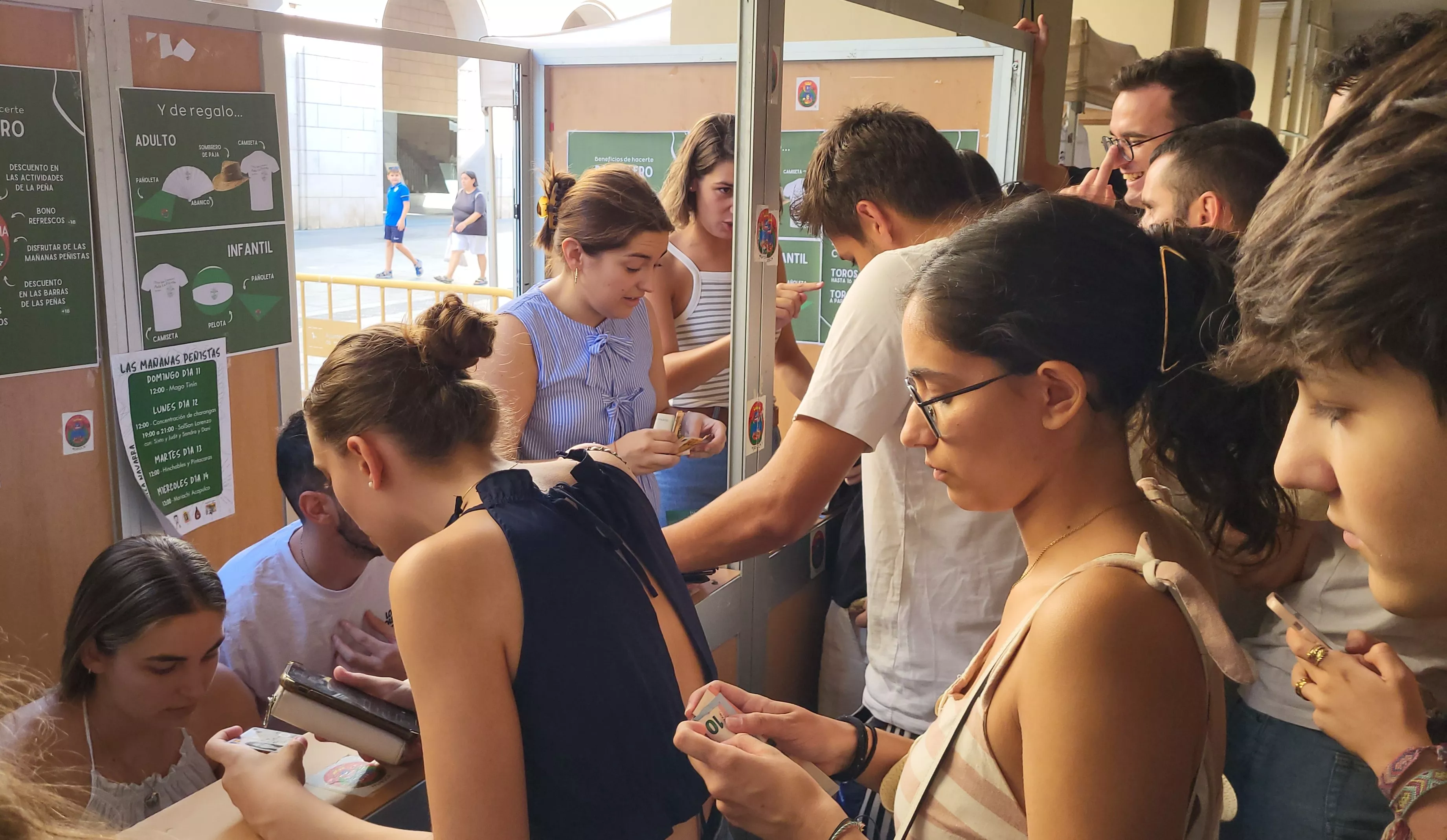 Arranca la campaña laurentina de socios de las Peñas de Huesca en los Porches de Galicia. Foto Mercedes Manterola