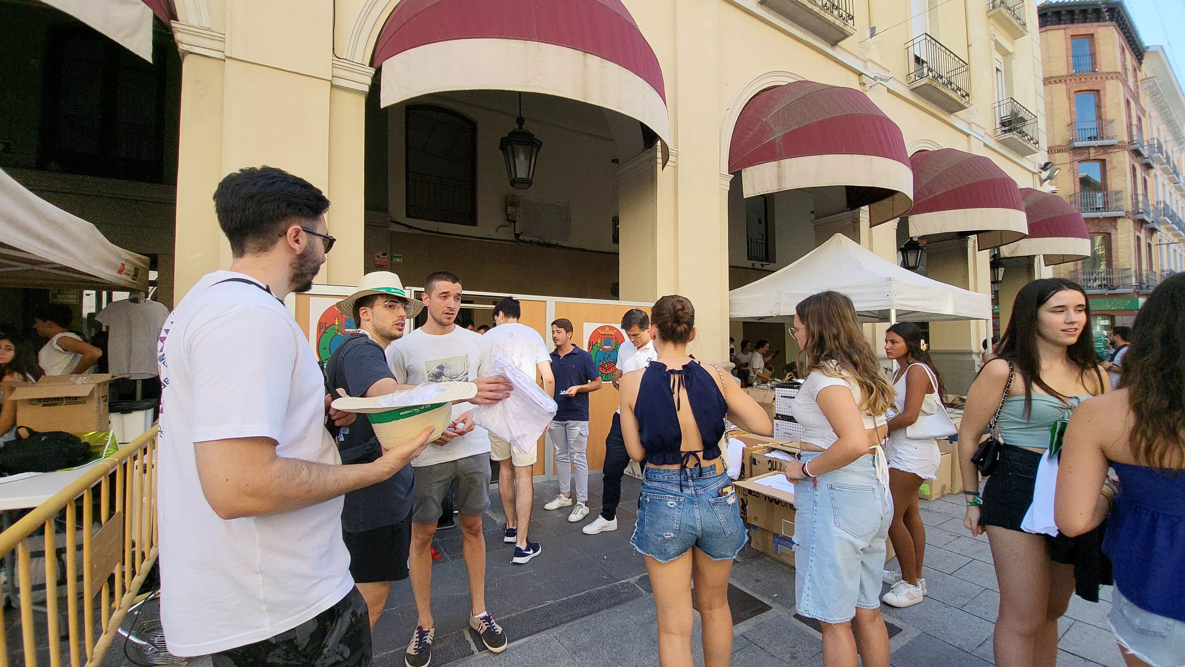 Arranca la campaña laurentina de socios de las Peñas de Huesca en los Porches de Galicia. Foto Mercedes Manterola