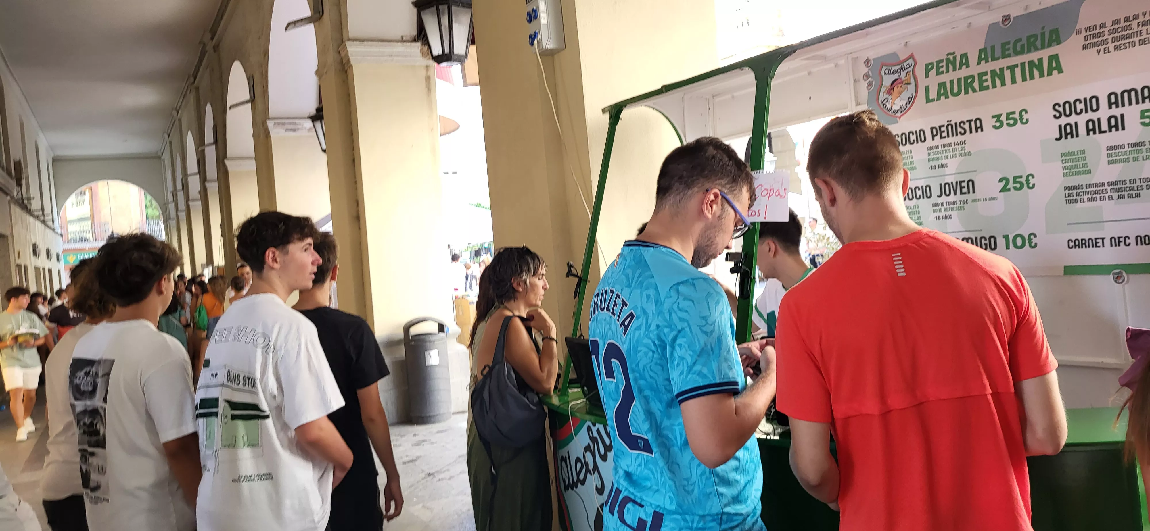 Arranca la campaña laurentina de socios de las Peñas de Huesca en los Porches de Galicia. Foto Mercedes Manterola
