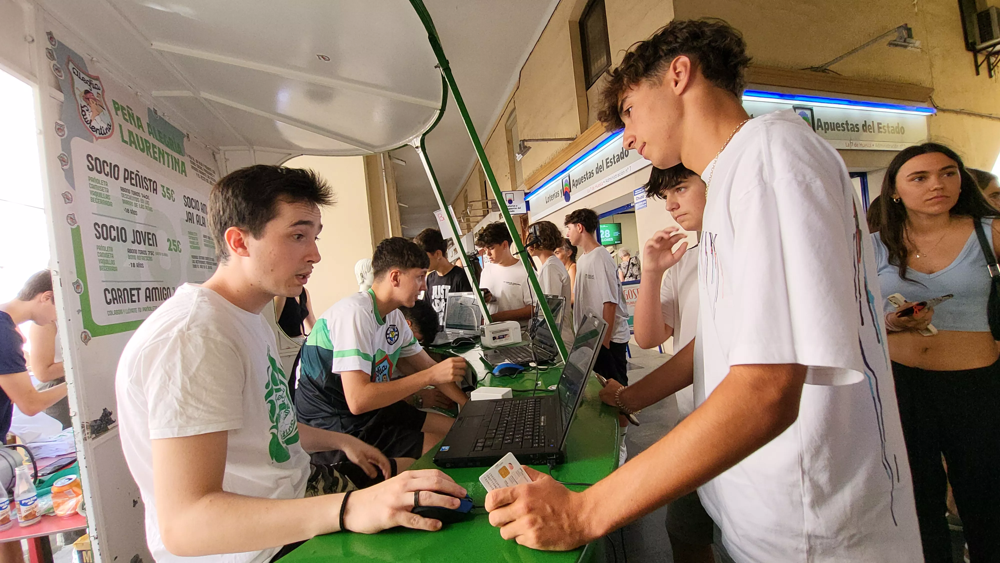 Arranca la campaña laurentina de socios de las Peñas de Huesca en los Porches de Galicia. Foto Mercedes Manterola