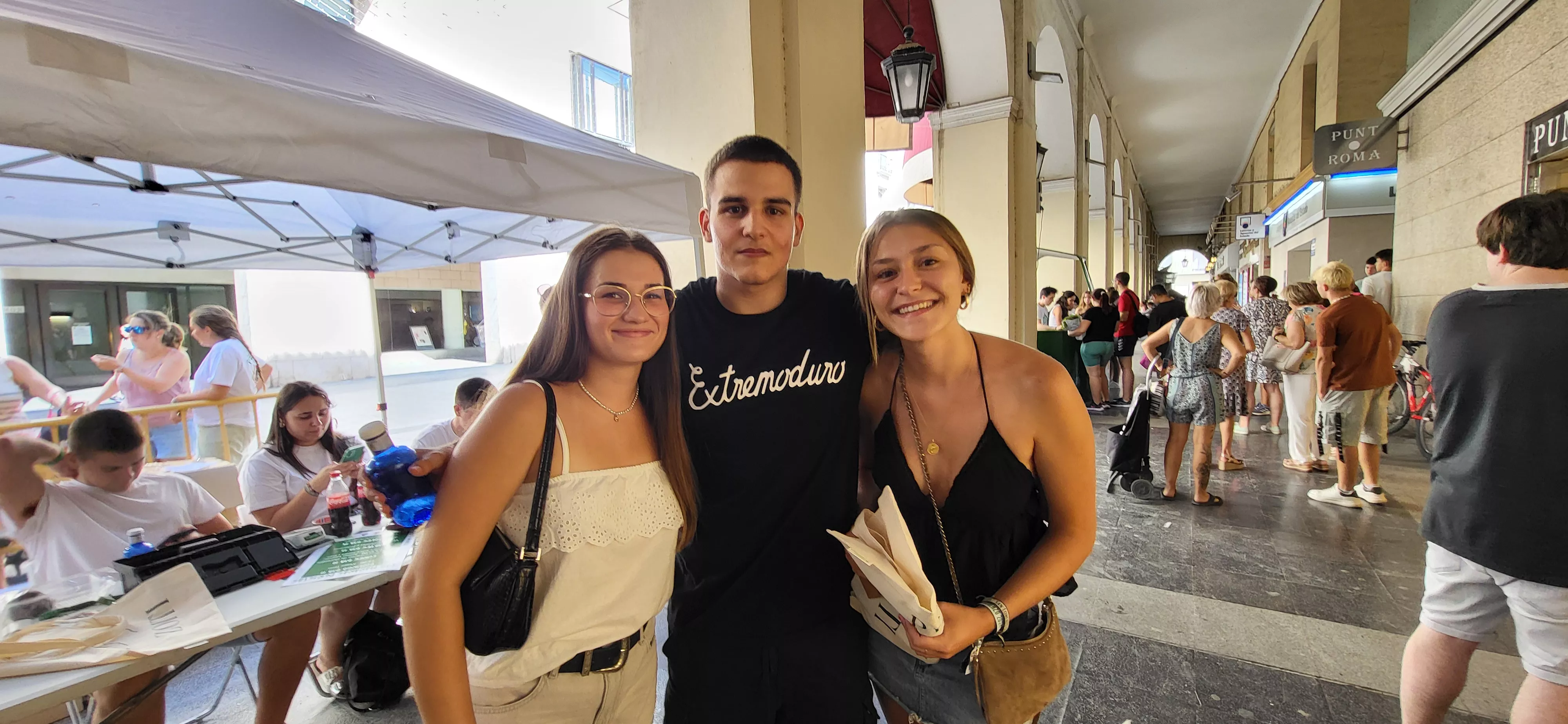 Arranca la campaña laurentina de socios de las Peñas de Huesca en los Porches de Galicia. Foto Mercedes Manterola