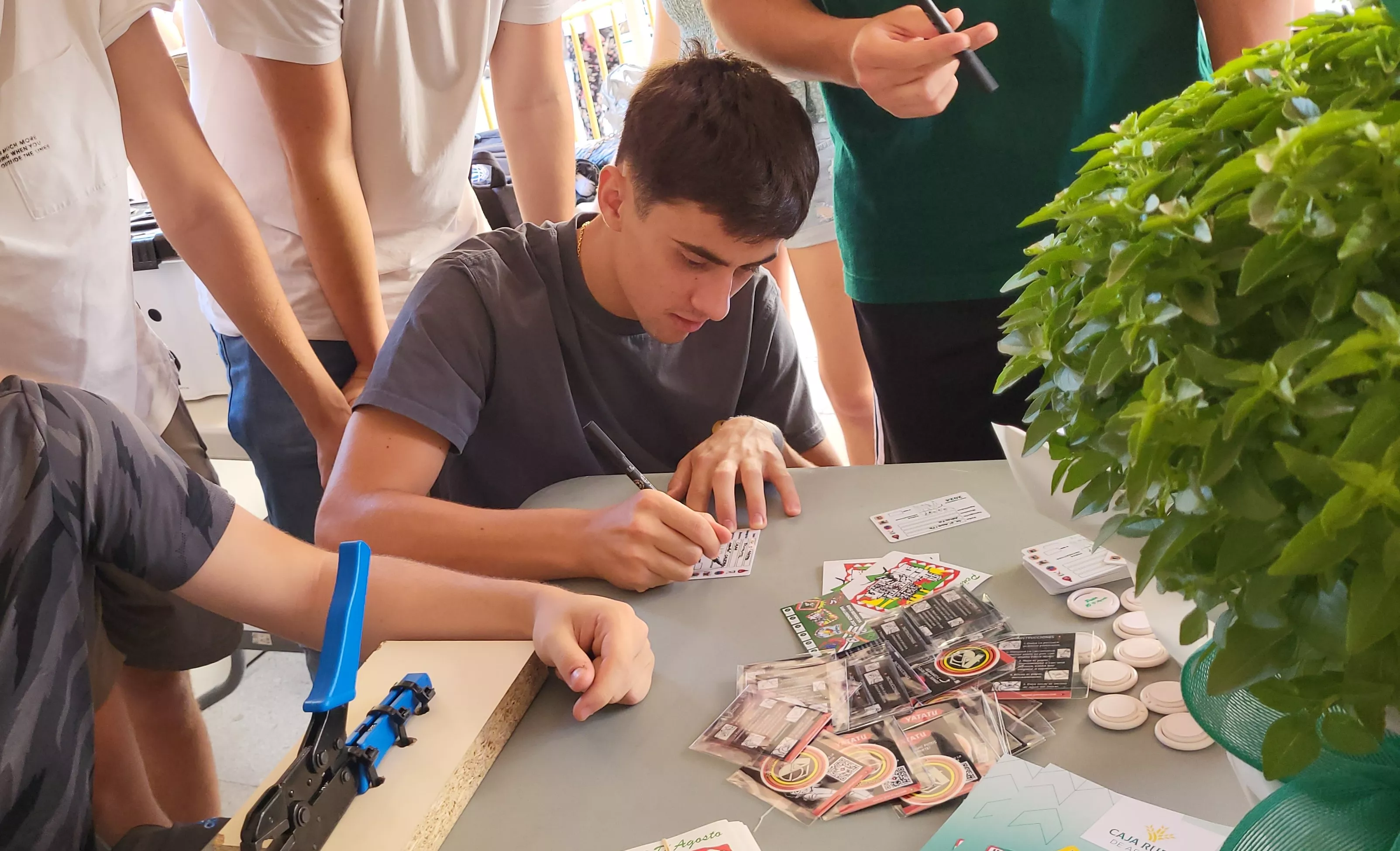 Arranca la campaña laurentina de socios de las Peñas de Huesca en los Porches de Galicia. Foto Mercedes Manterola