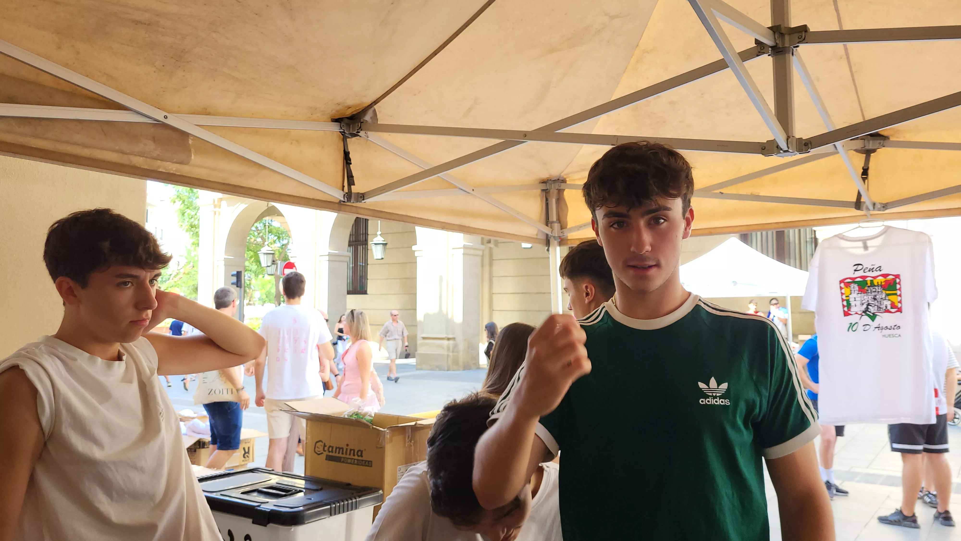 Arranca la campaña laurentina de socios de las Peñas de Huesca en los Porches de Galicia. Foto Mercedes Manterola