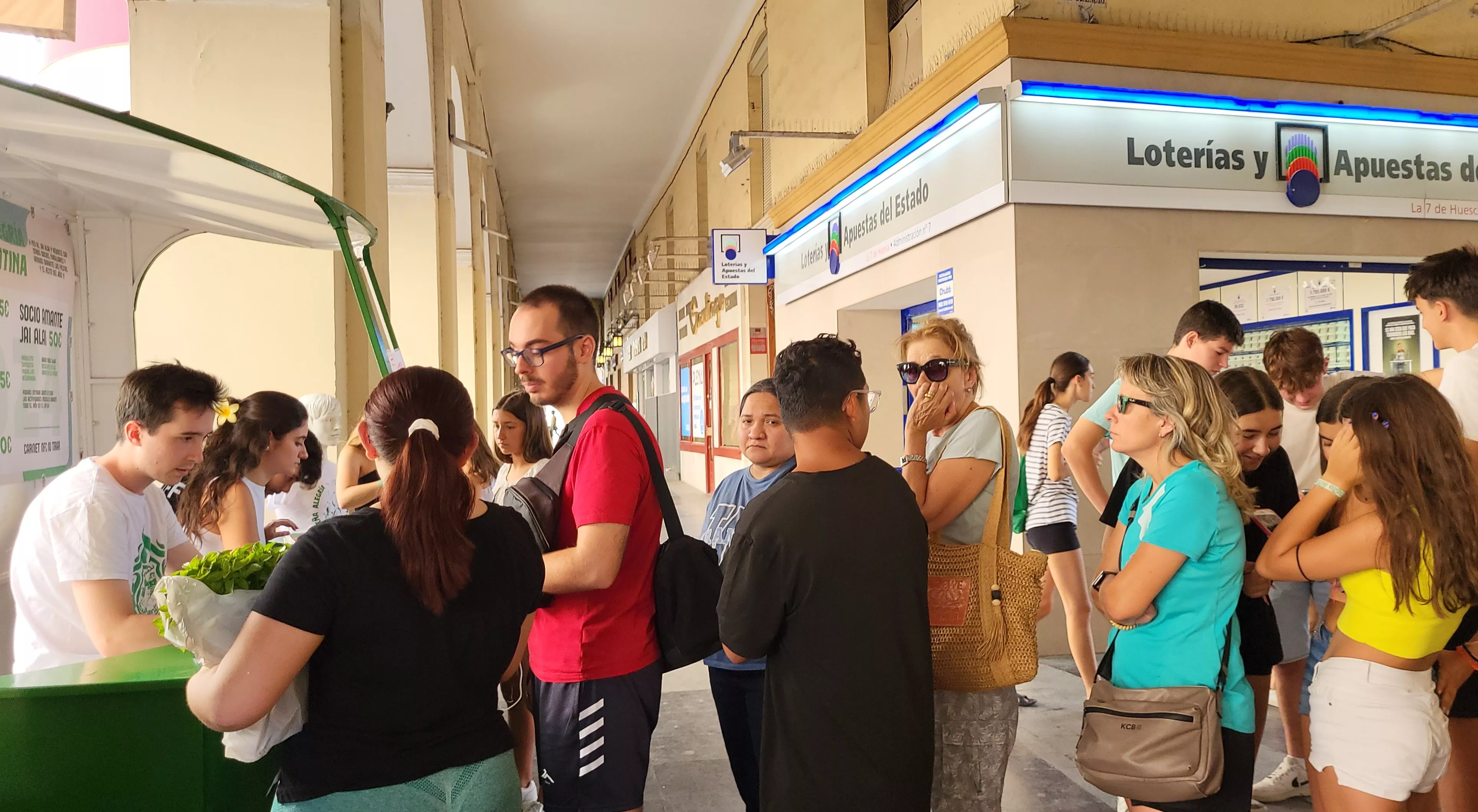 Arranca la campaña laurentina de socios de las Peñas de Huesca en los Porches de Galicia. Foto Mercedes Manterola