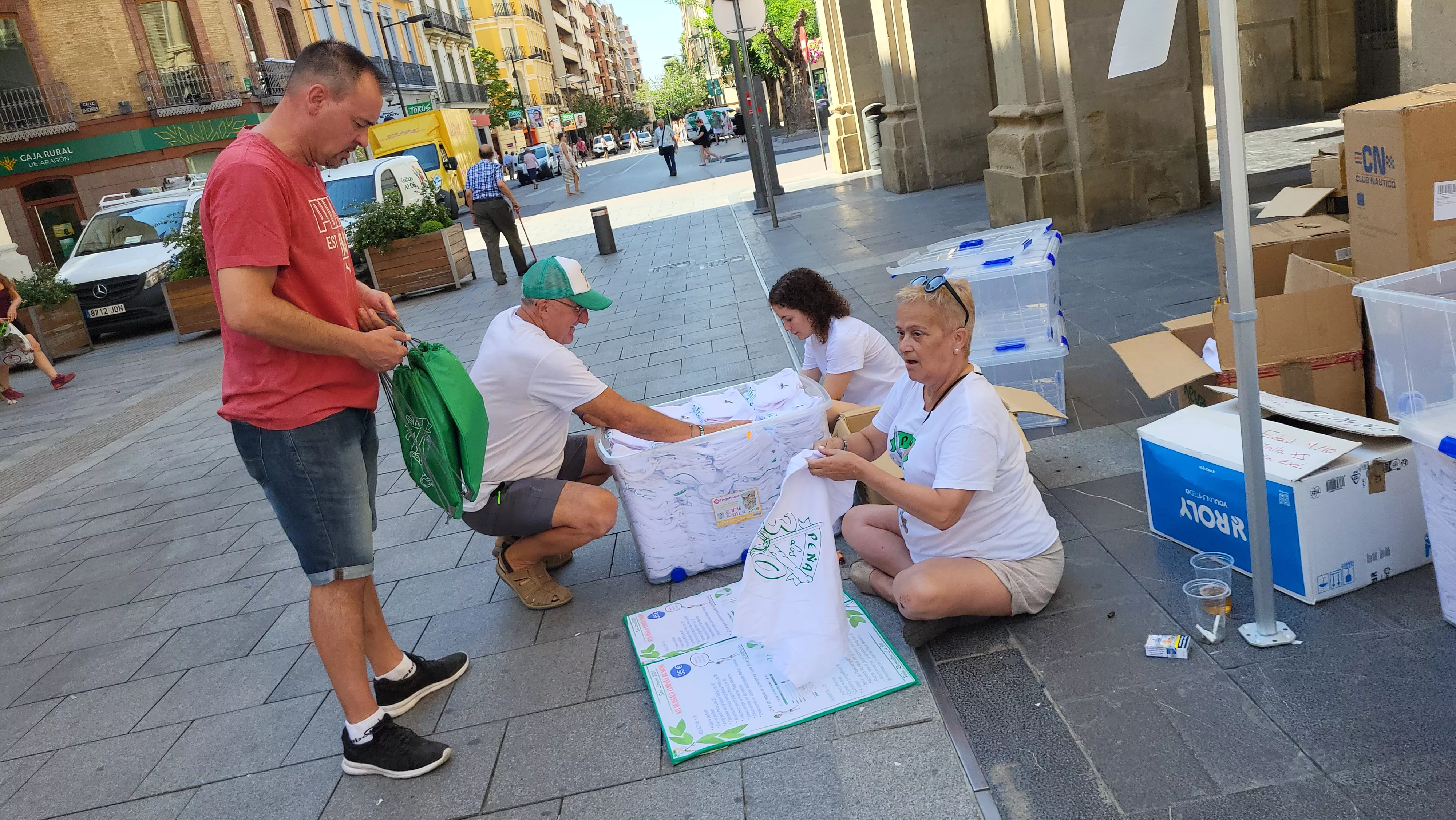 Arranca la campaña laurentina de socios de las Peñas de Huesca en los Porches de Galicia. Foto Mercedes Manterola