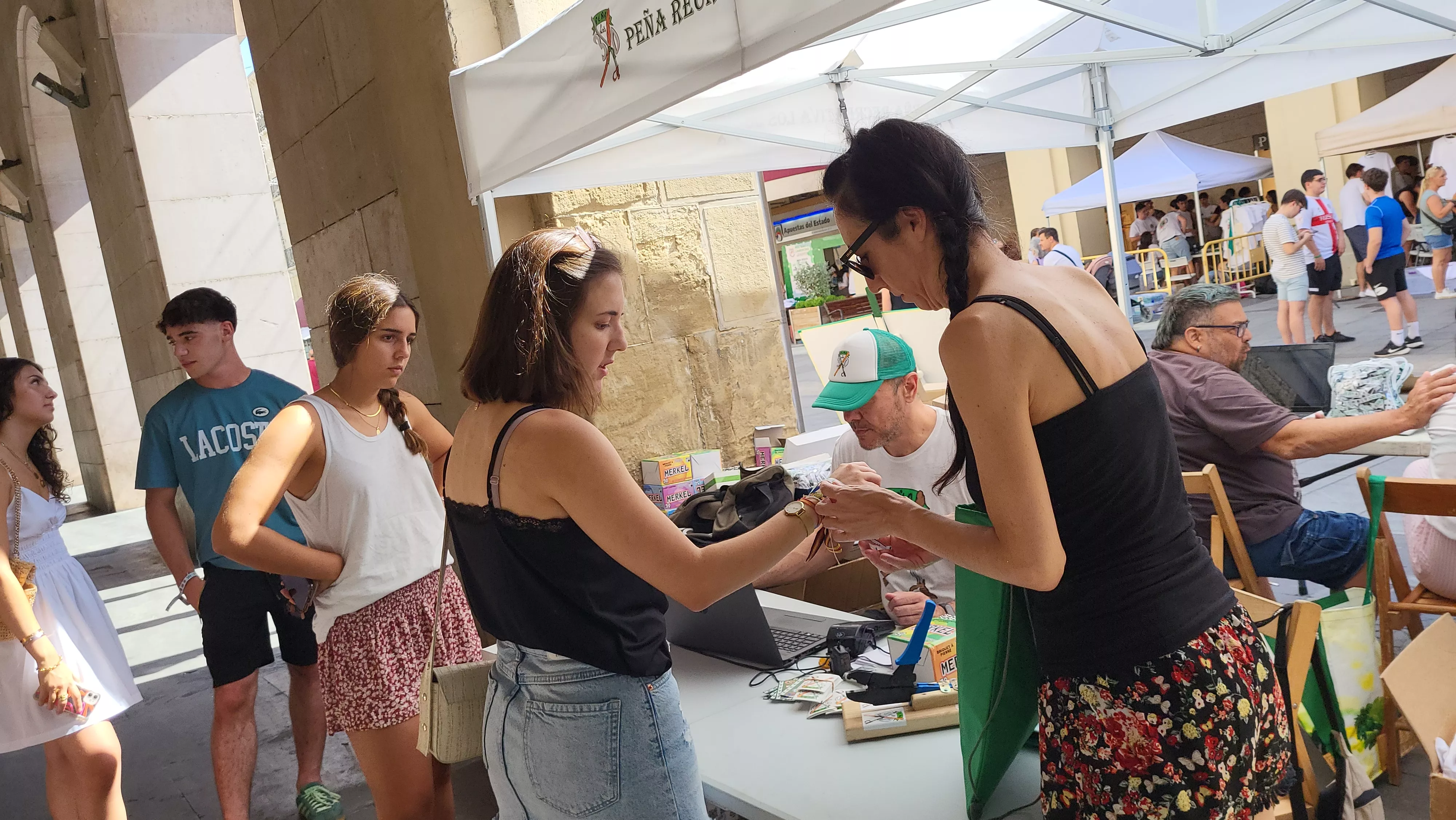 Arranca la campaña laurentina de socios de las Peñas de Huesca en los Porches de Galicia. Foto Mercedes Manterola