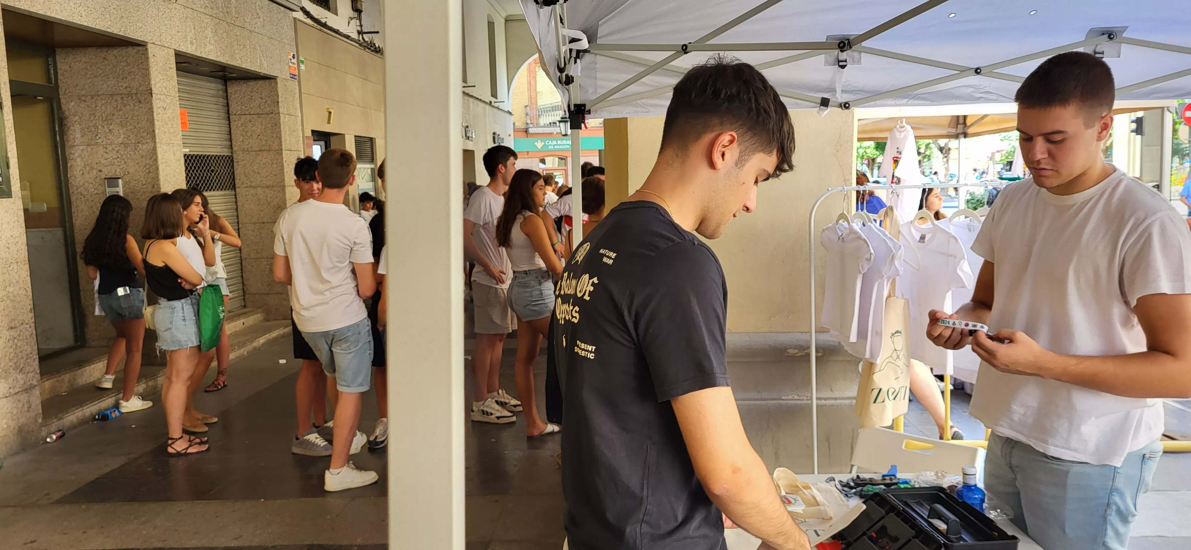 Arranca la campaña laurentina de socios de las Peñas de Huesca en los Porches de Galicia. Foto Mercedes Manterola