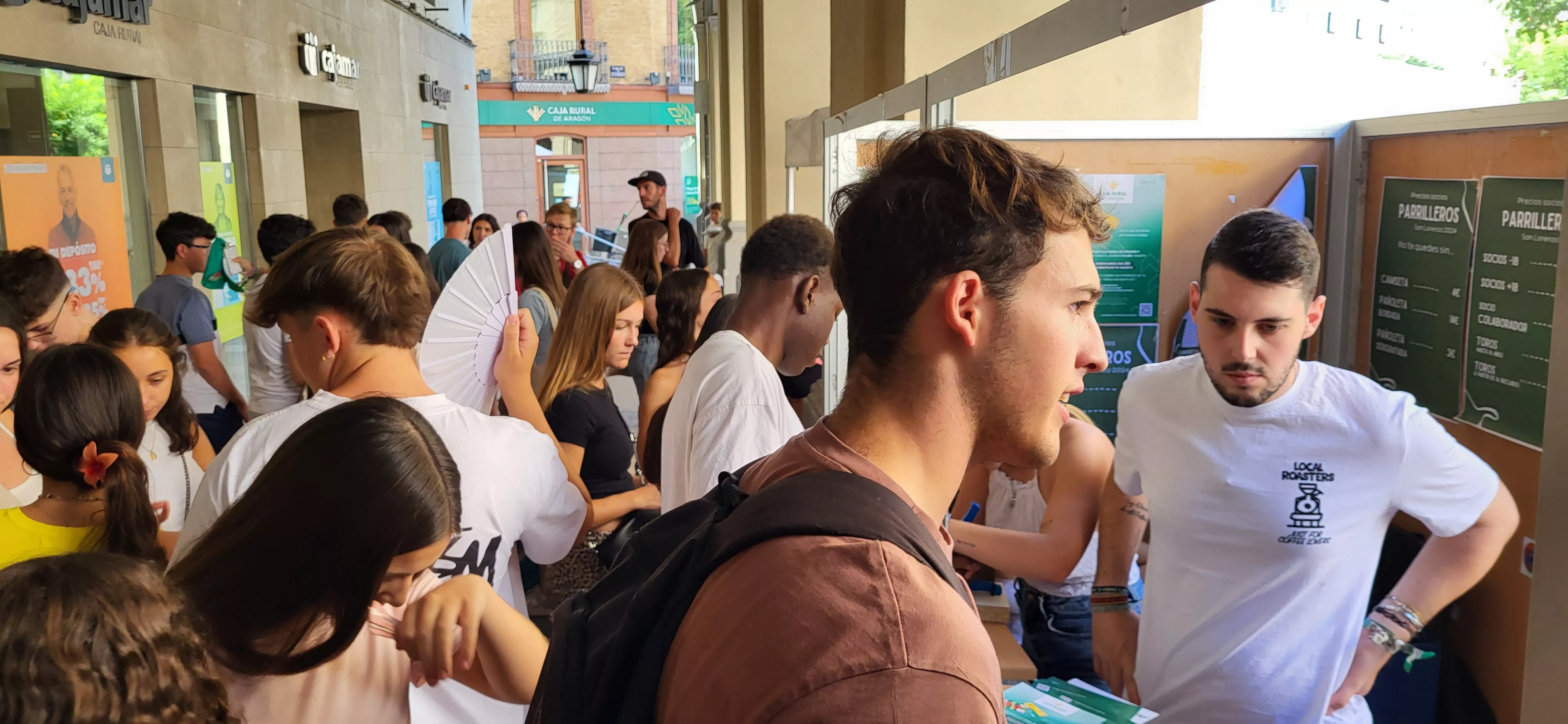Arranca la campaña laurentina de socios de las Peñas de Huesca en los Porches de Galicia. Foto Mercedes Manterola