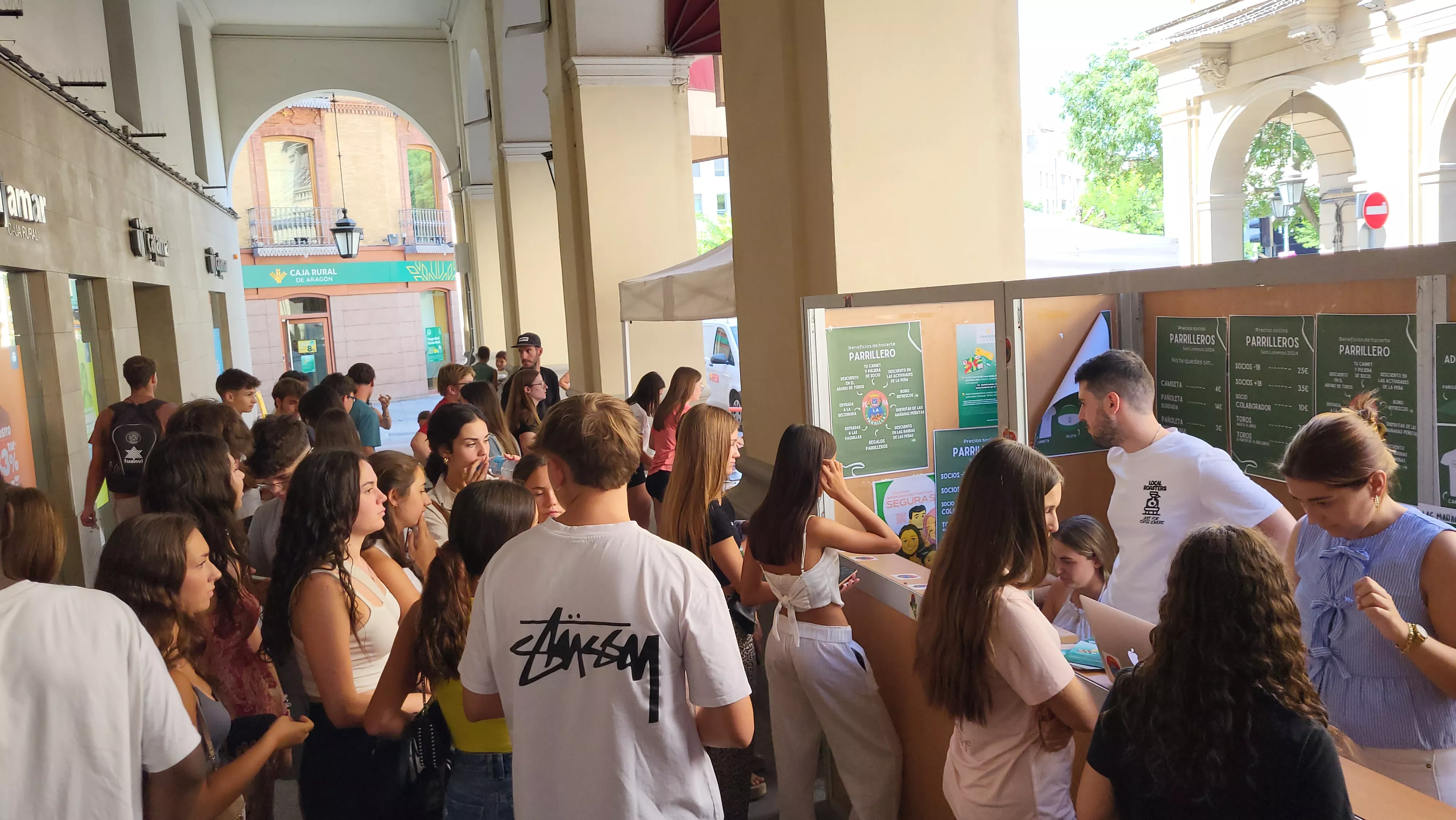 Arranca la campaña laurentina de socios de las Peñas de Huesca en los Porches de Galicia. Foto Mercedes Manterola