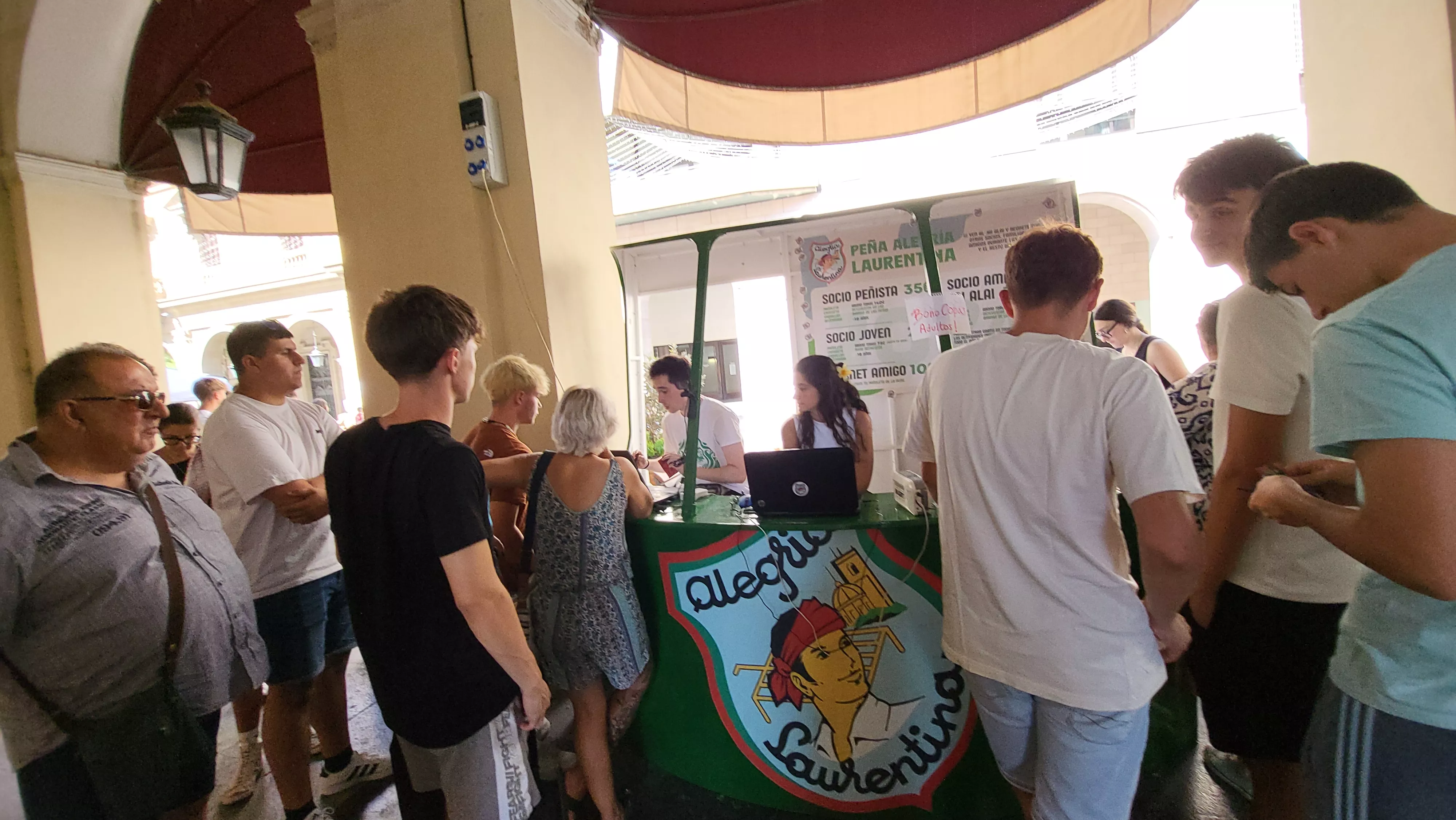 Arranca la campaña laurentina de socios de las Peñas de Huesca en los Porches de Galicia. Foto Mercedes Manterola
