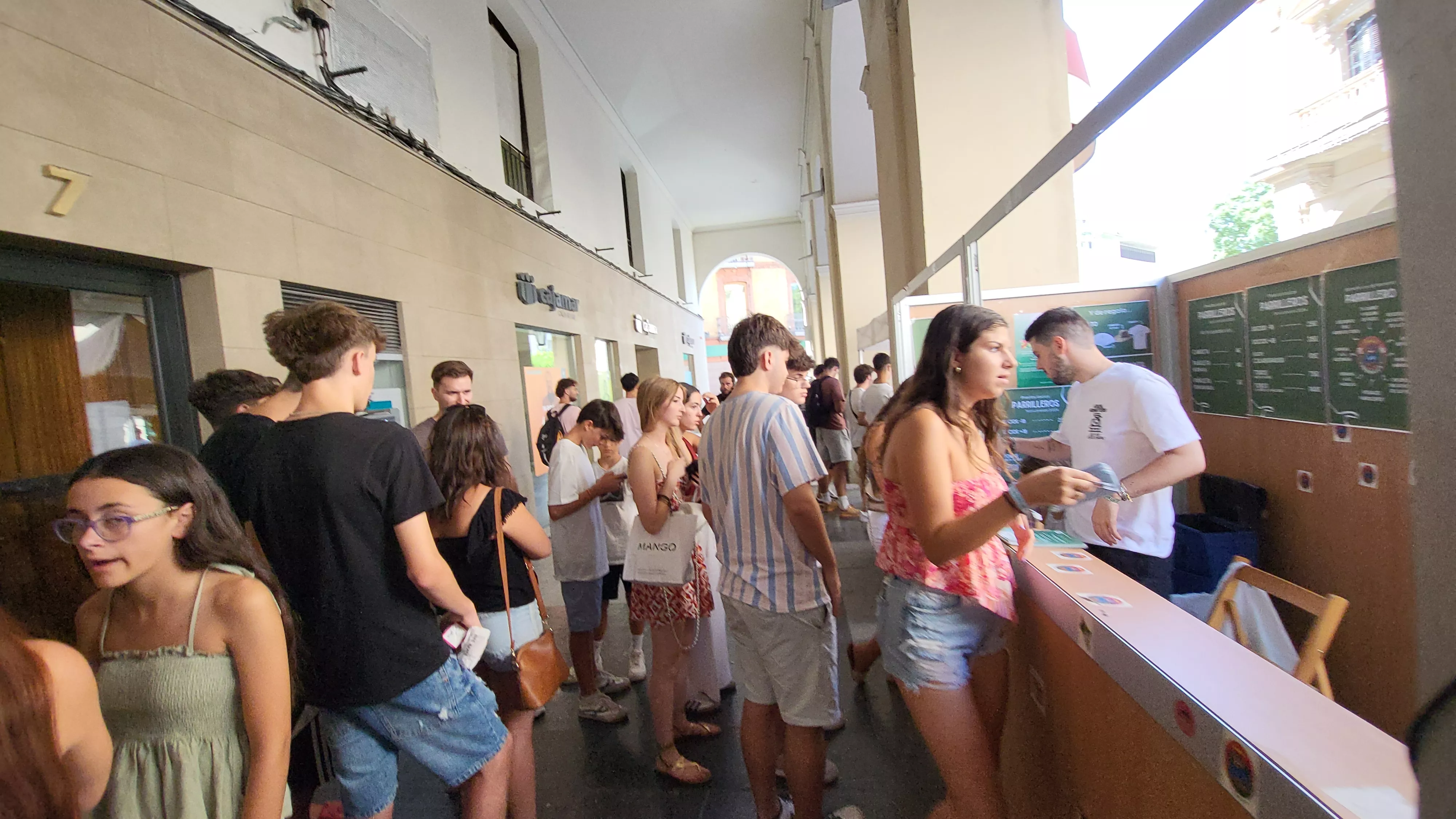 Arranca la campaña laurentina de socios de las Peñas de Huesca en los Porches de Galicia. Foto Mercedes Manterola