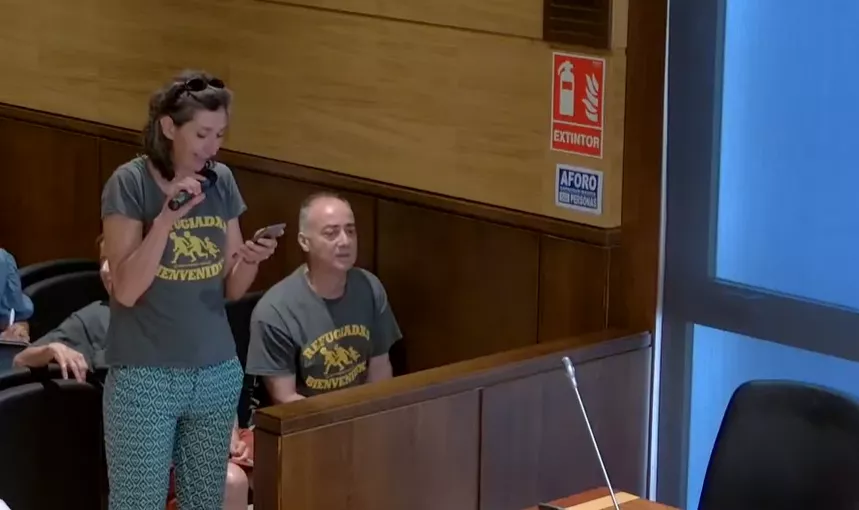 Elena Torralba formula las preguntas de Bienvenidos Refugiados en el pleno municipal.