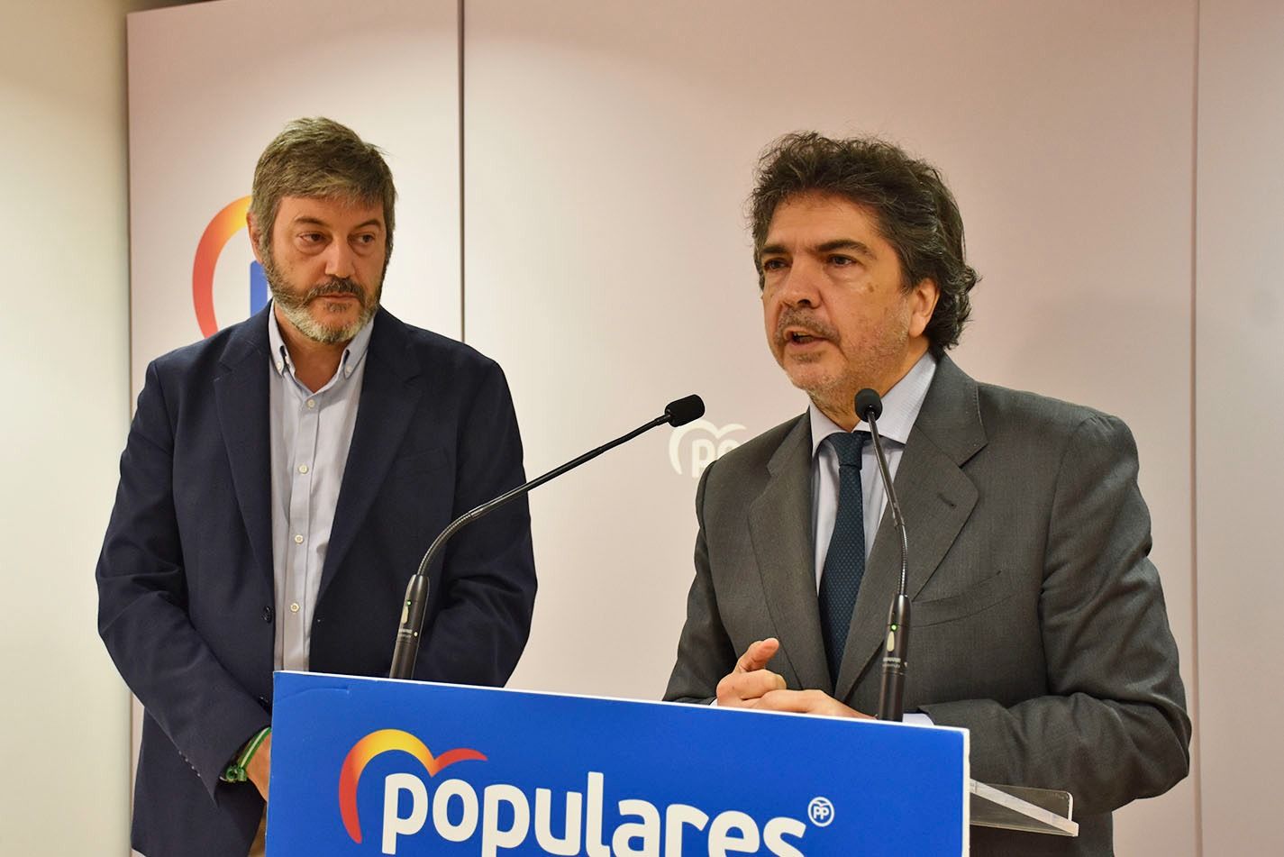 Gerardo Oliván y Mario Garcés durante la rueda de prensa este lunes en la sede del PP de Huesca