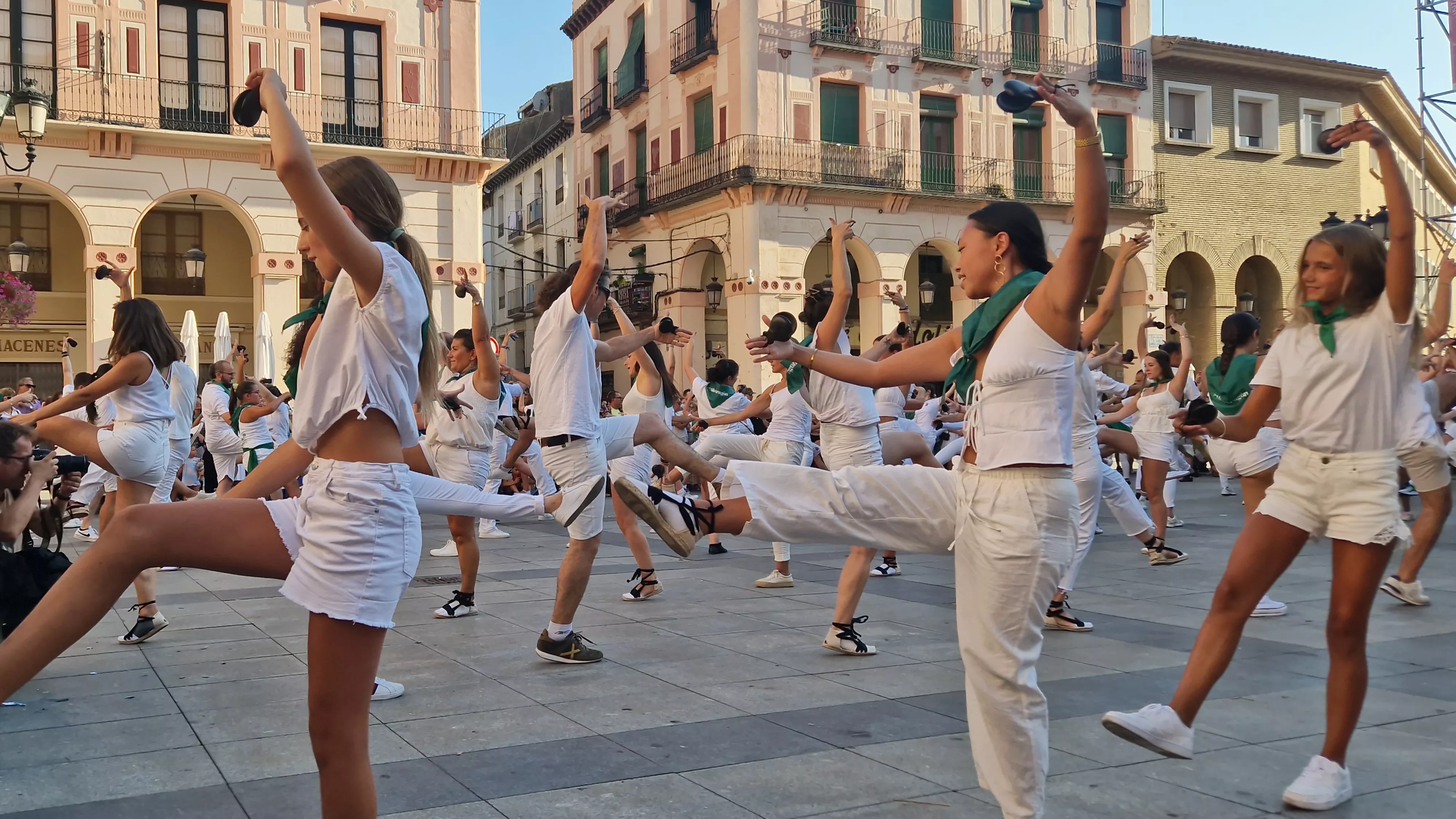 Baile de la Jota de San Lorenzo en la Plaza López Allué. Foto Myriam Martínez 